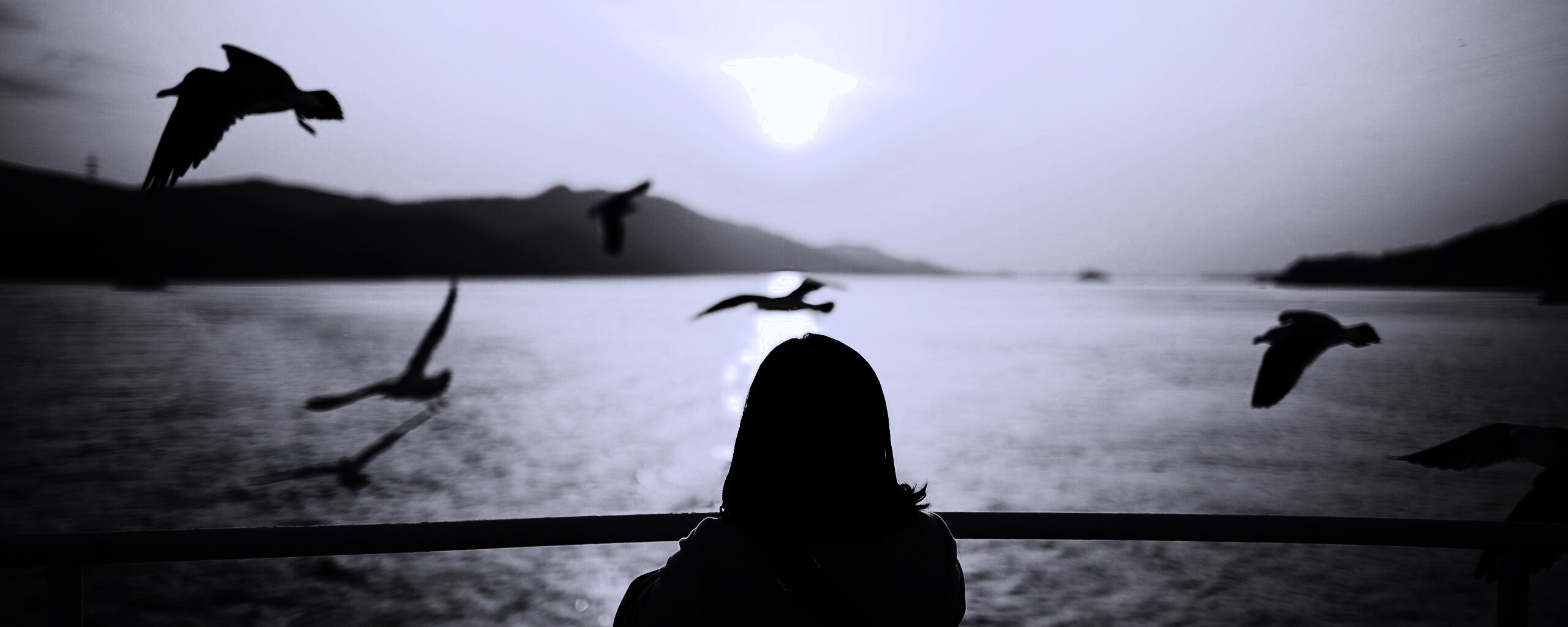 Девочка глядит на озеро обои