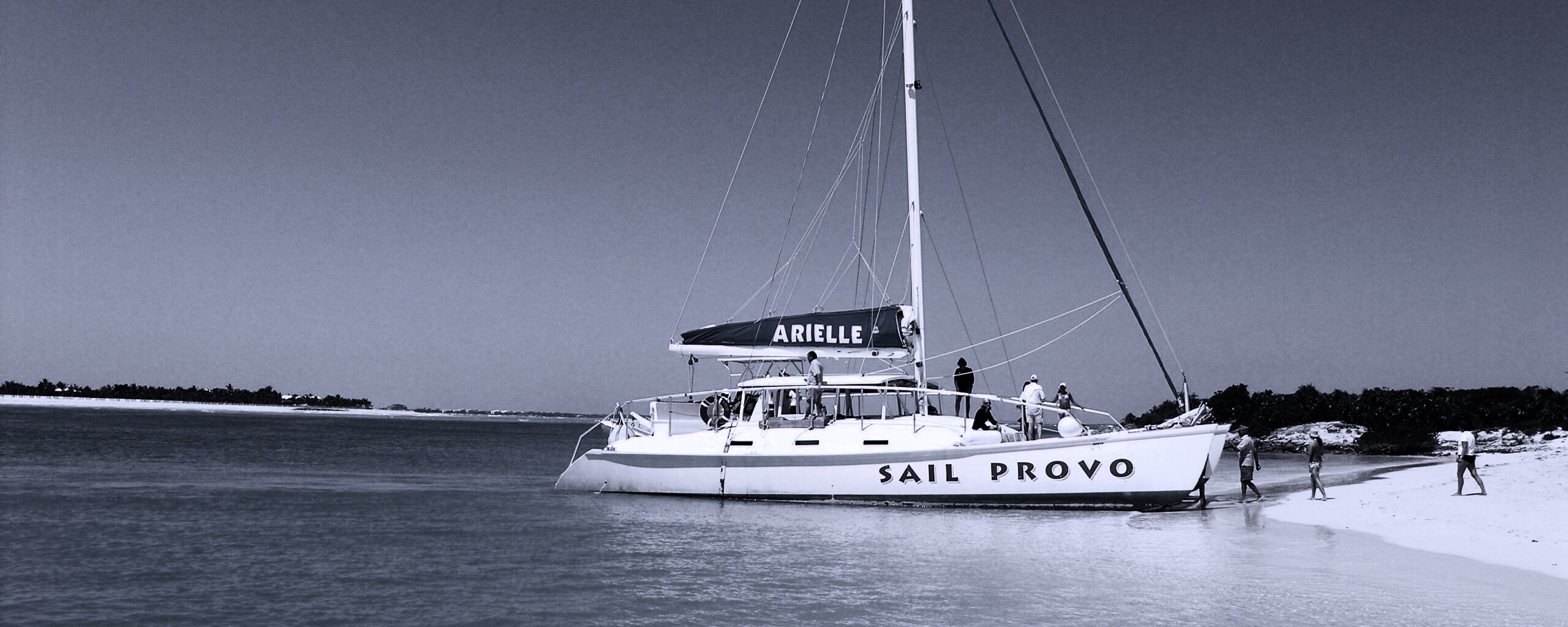 Яхта в голубой лагуне обои