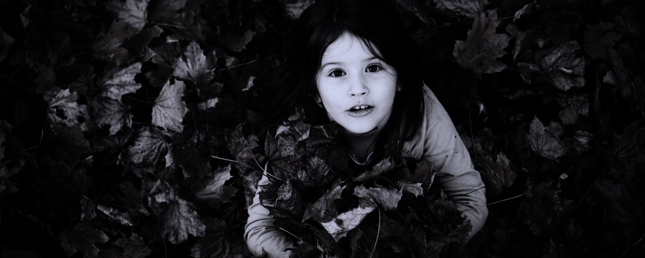 Девочка и осень обои