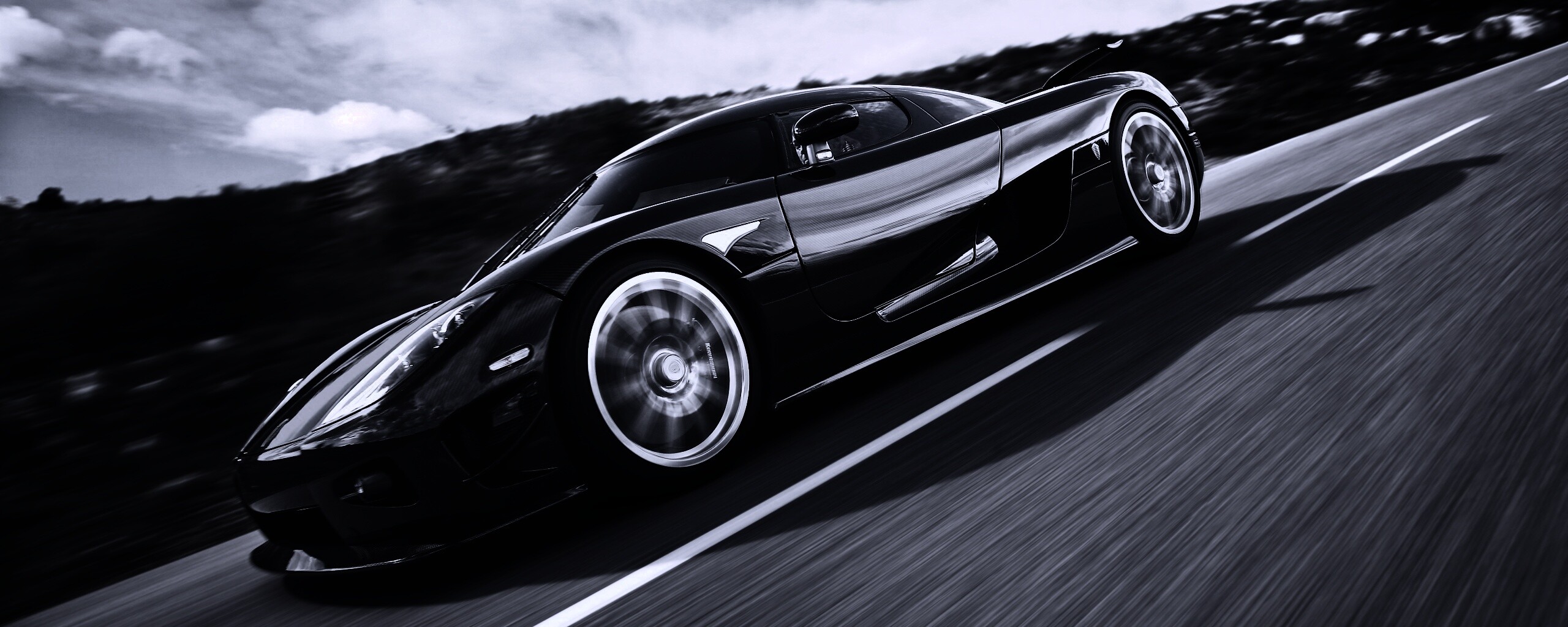 Автомобиль Koenigsegg мчится по трассе обои