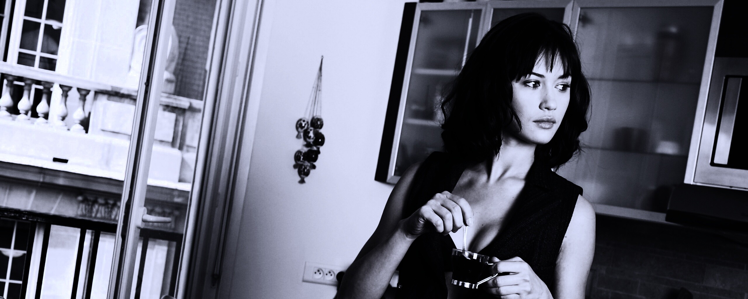 Ольга Куриленко пьет кофе обои