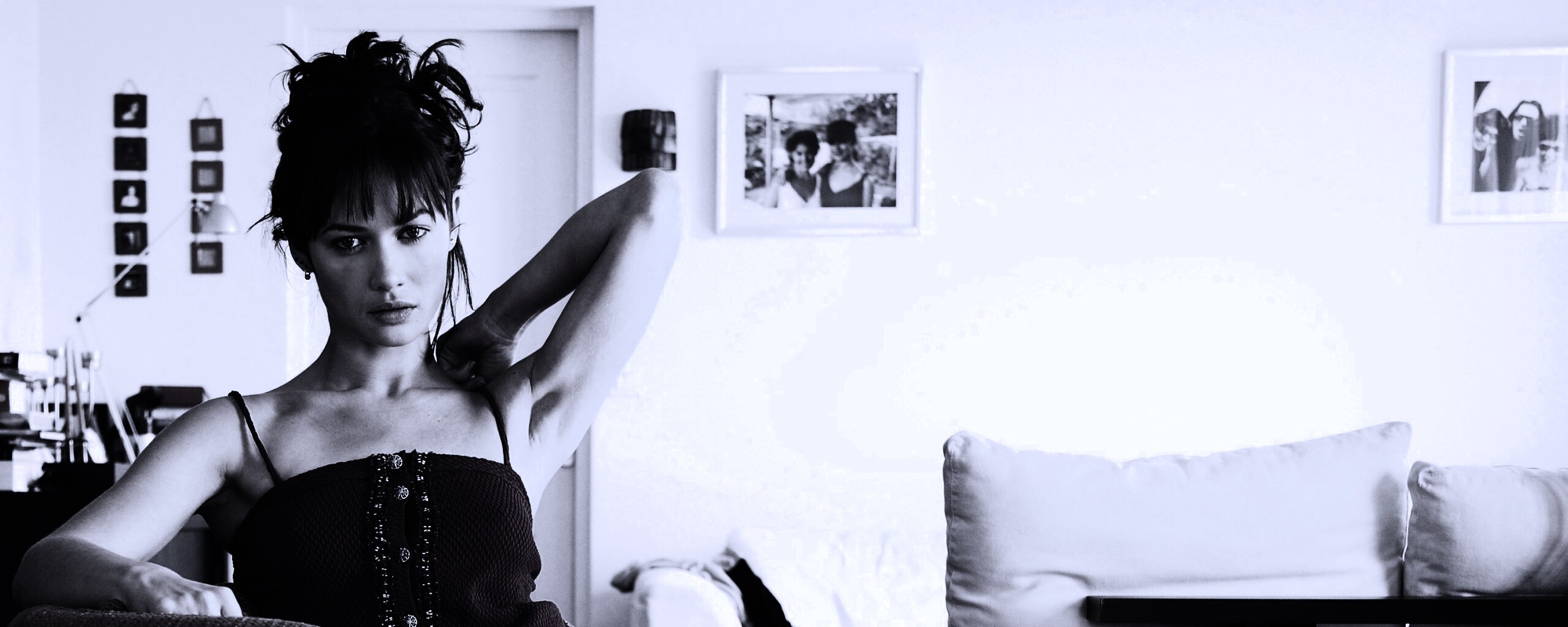 Ольга Куриленко на кресле обои