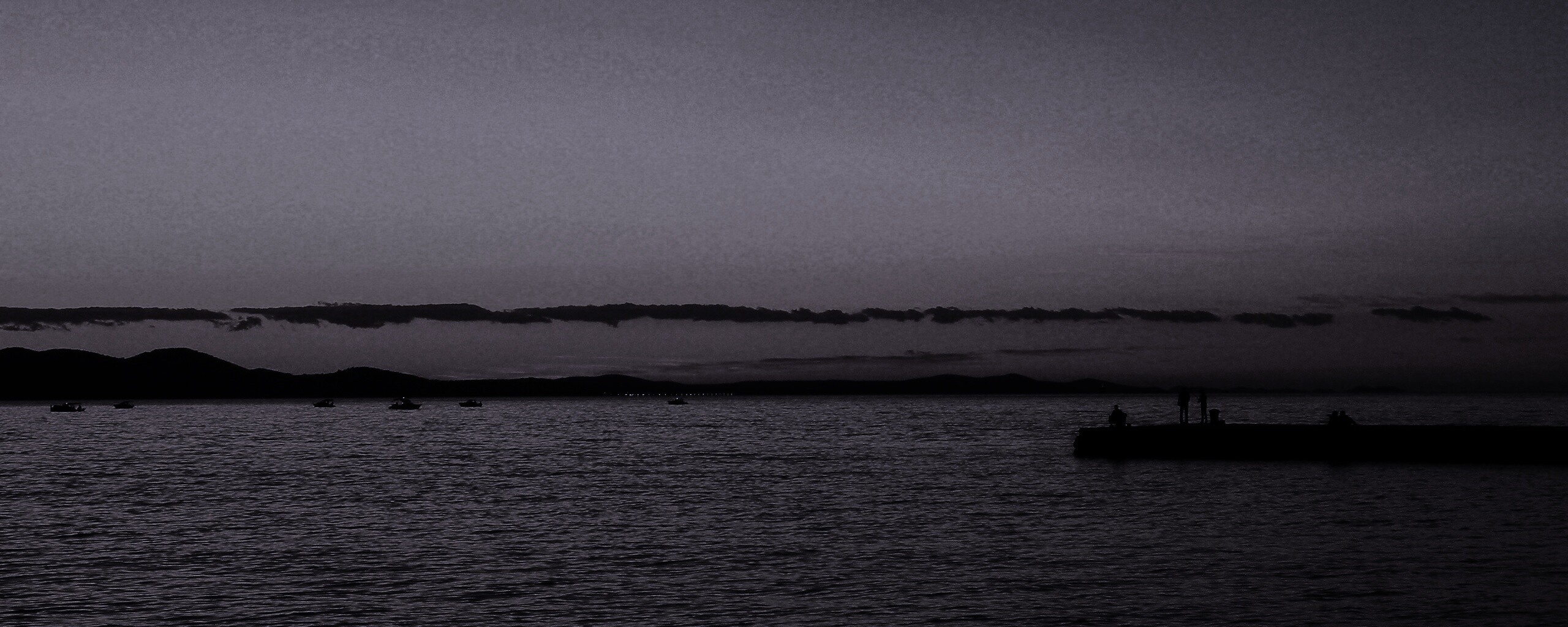 Одинокая пристань на озере обои