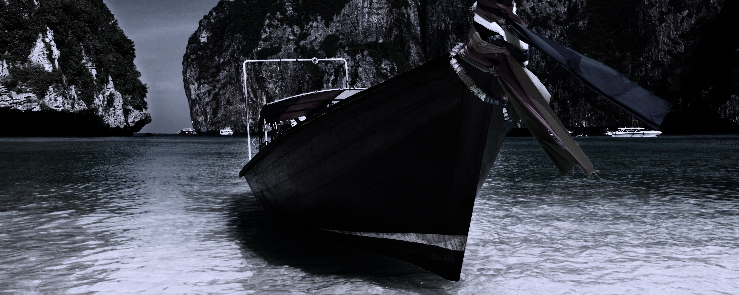 Лодка в райских водах обои