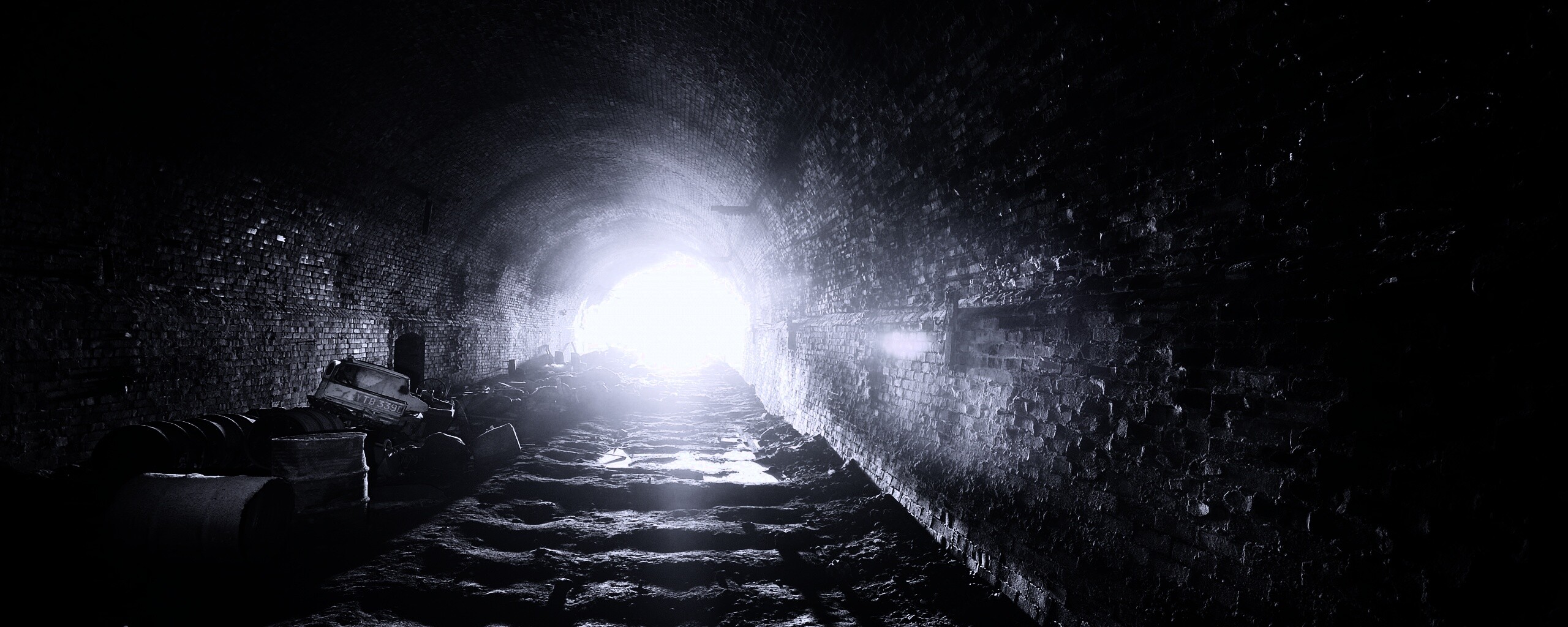 Захламленный тоннель обои