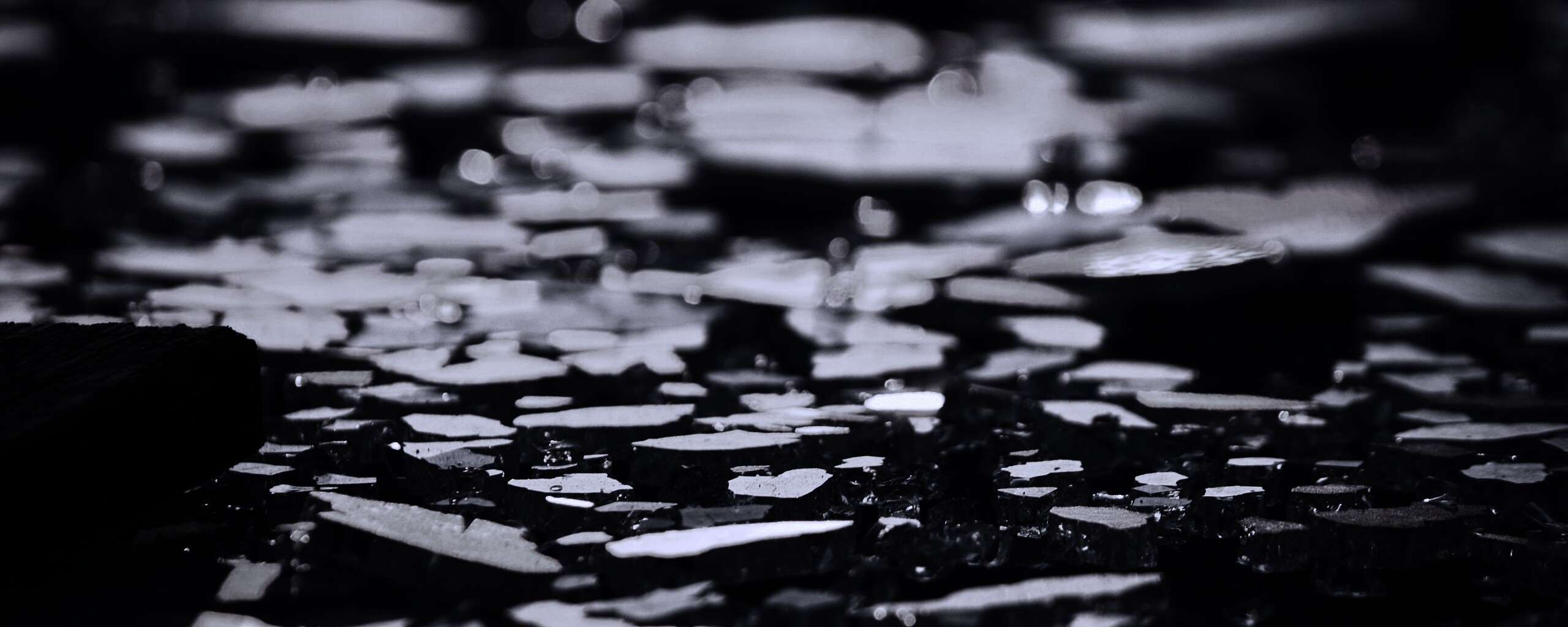 Битое стекло в лучах солнца обои