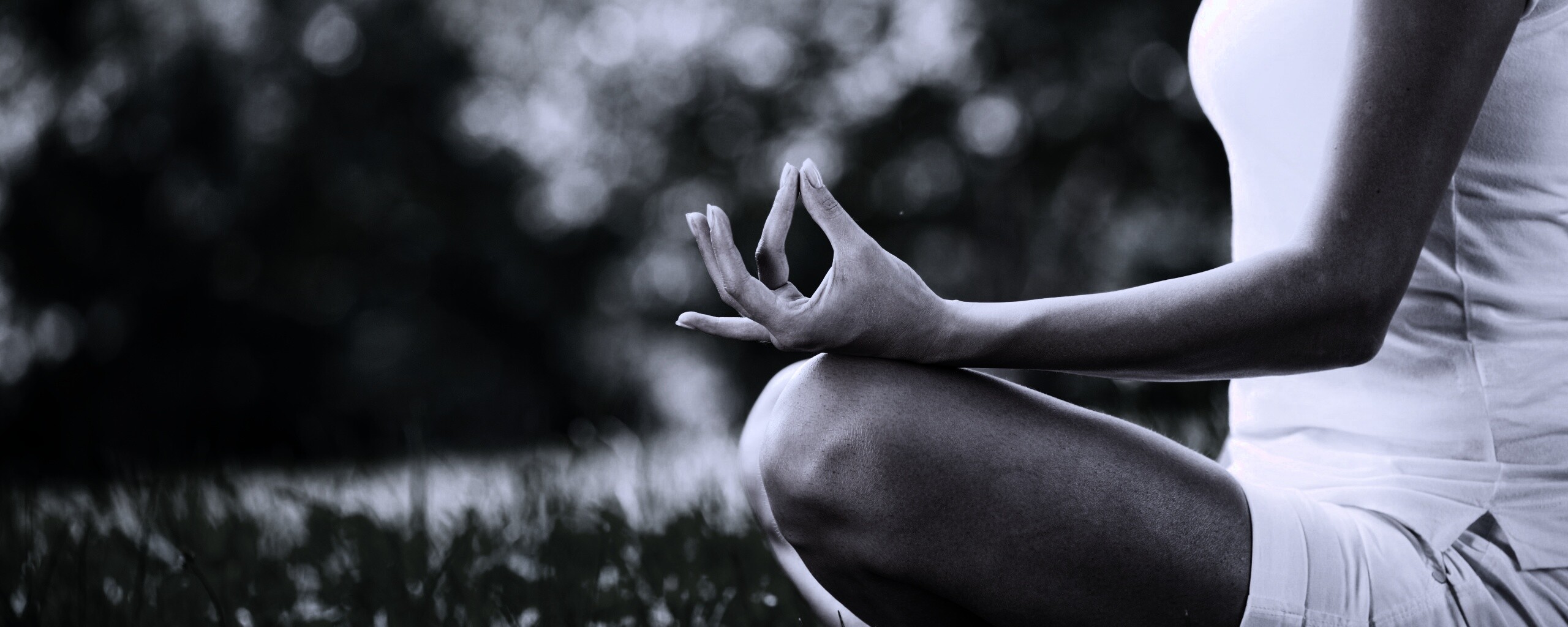 Девушка медитирует в позе лотоса на траве обои