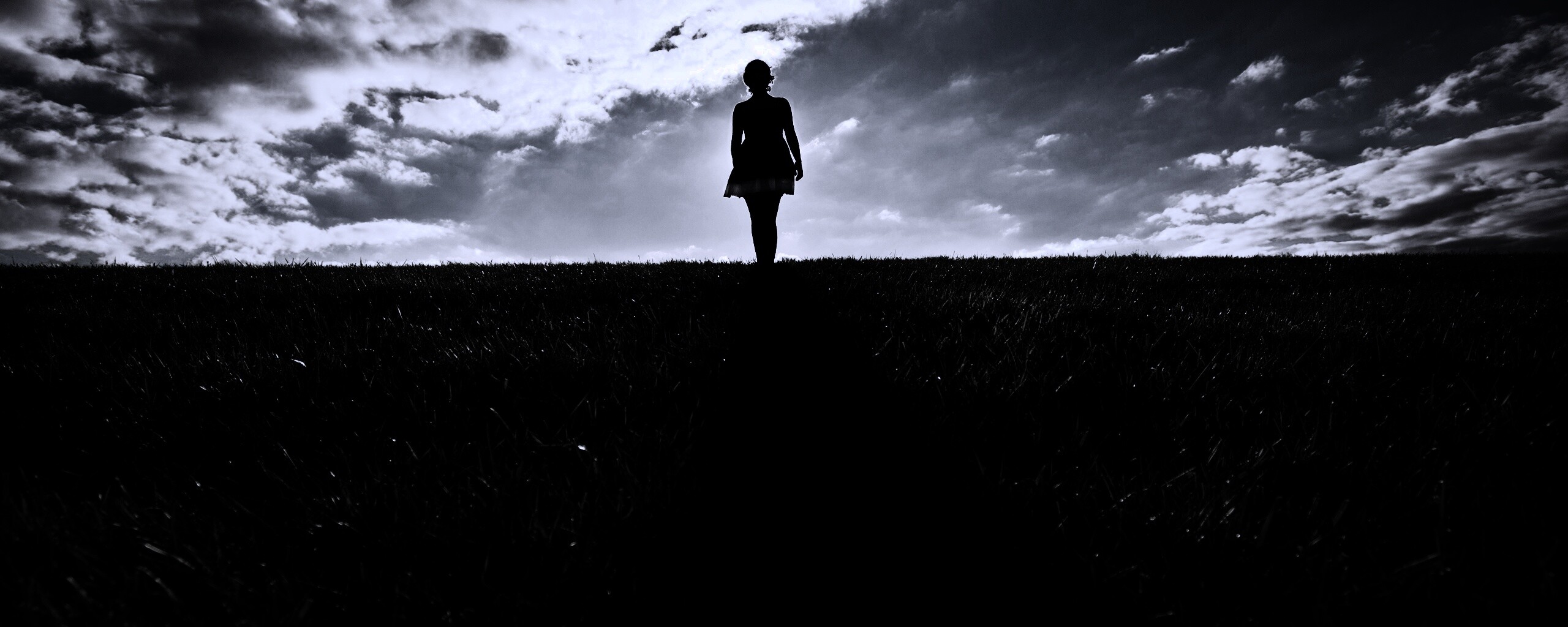 Силуэт девочки на поле обои