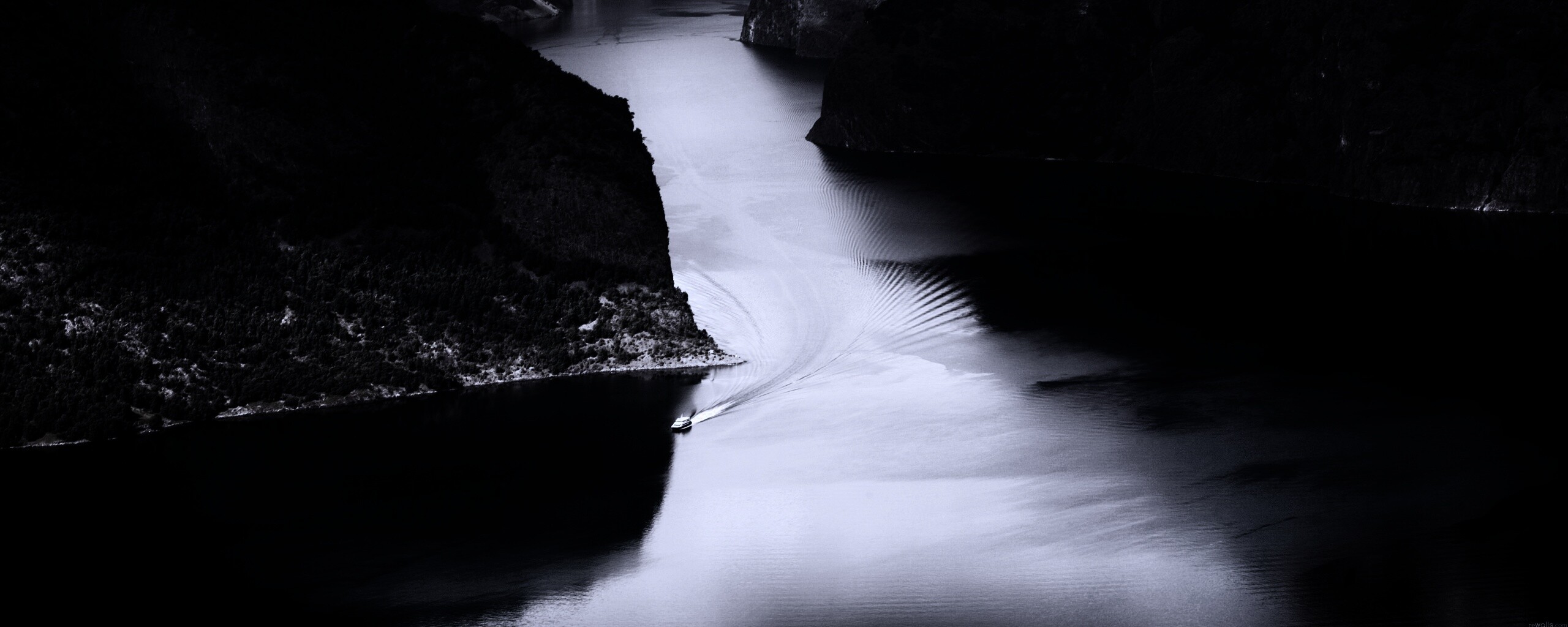 Лодка на реке среди высоких гор обои