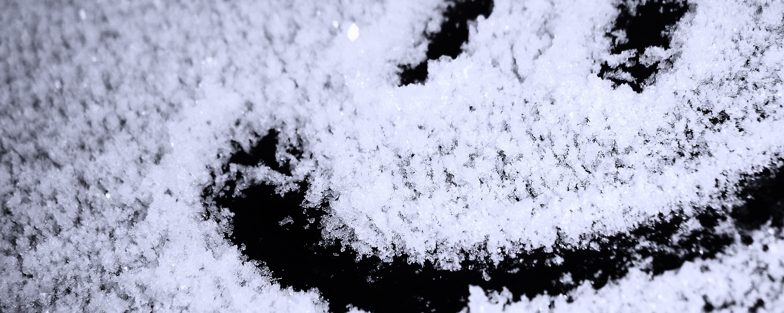 Смайлик на заснеженном стекле обои