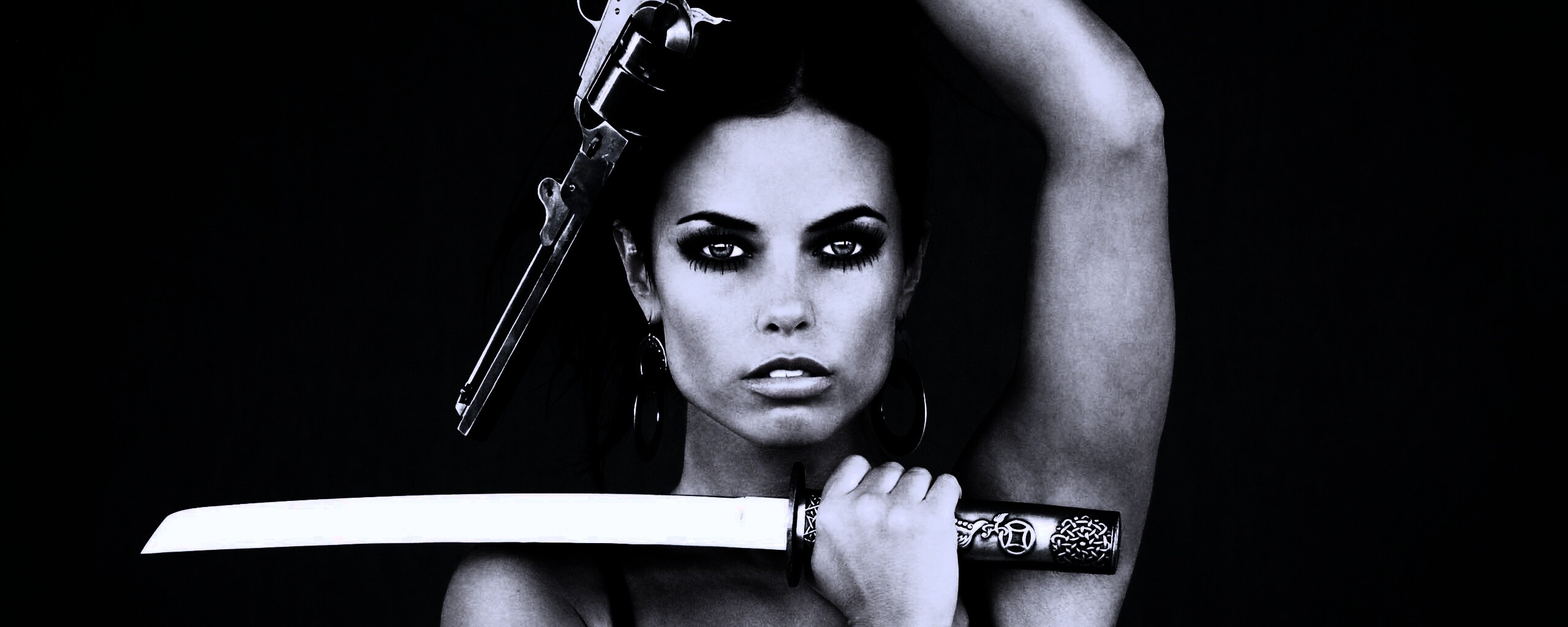 Девушка с мечом и пистолетом обои