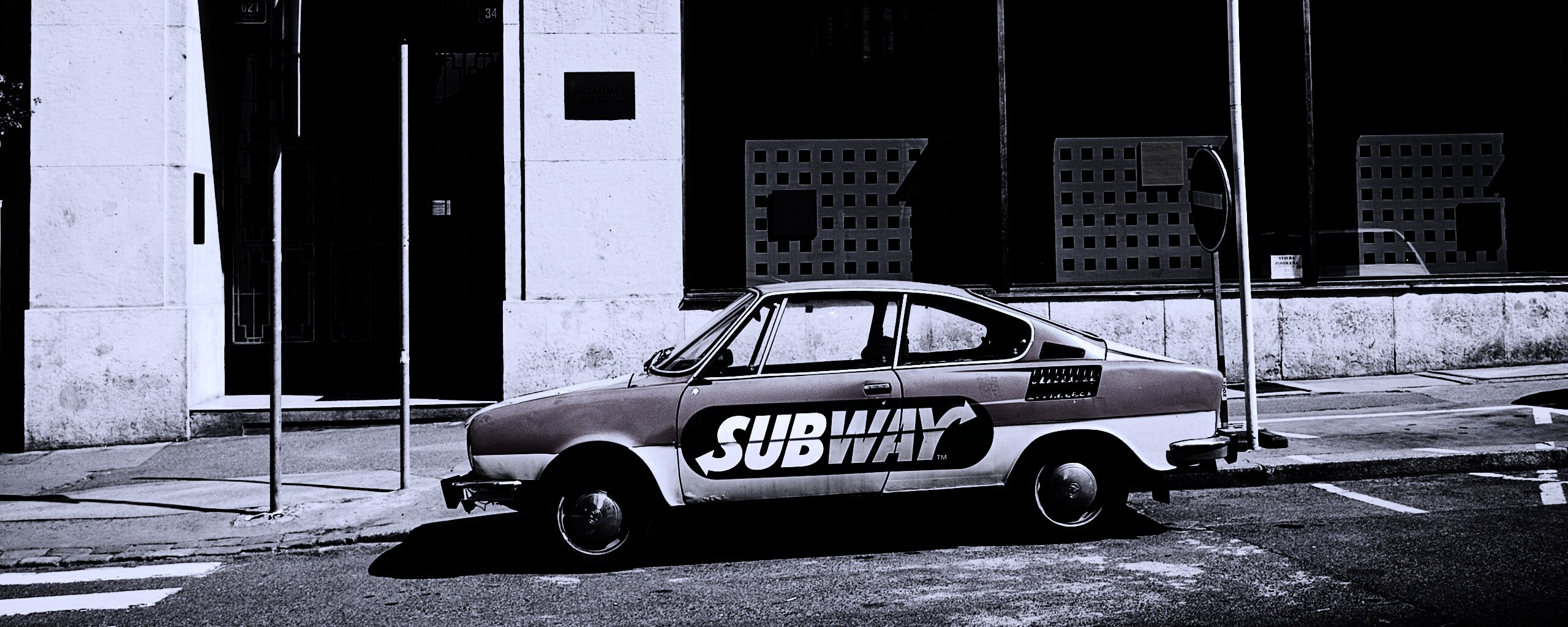 Реклама Subway на машине в Праге обои