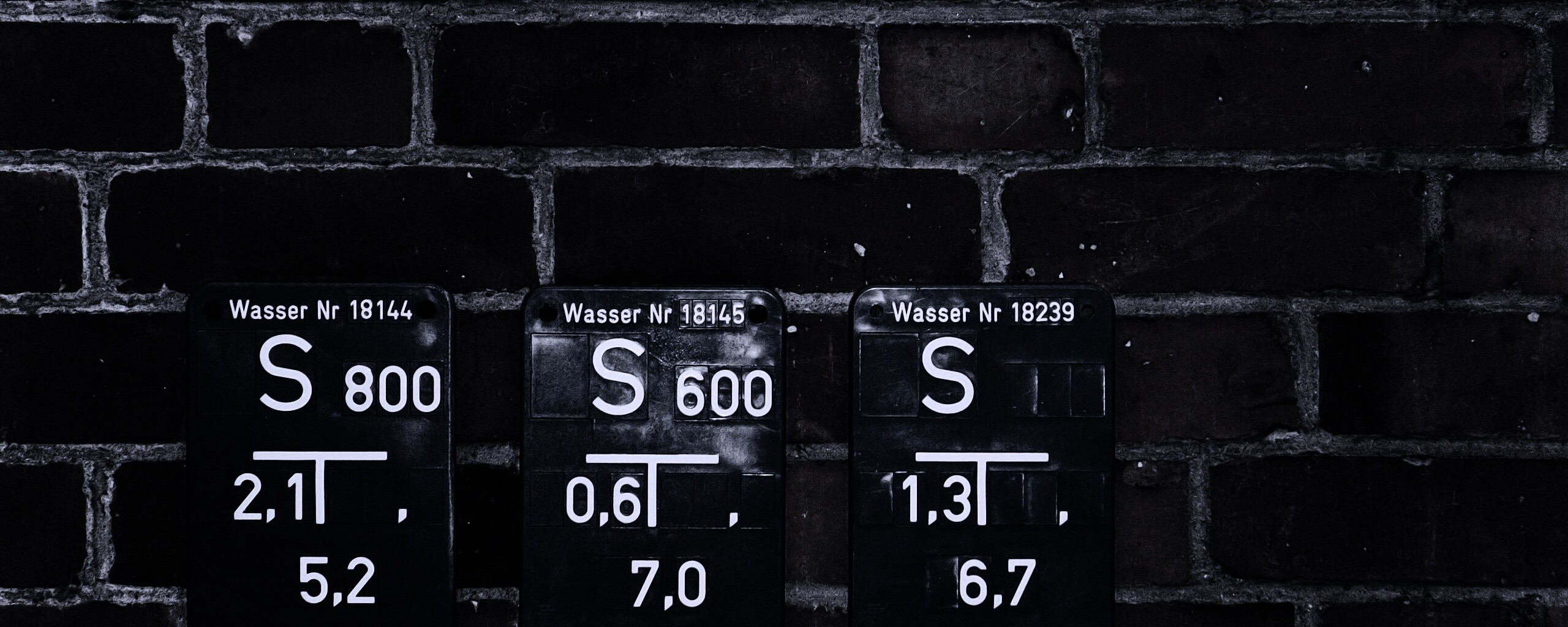 Стена с обозначениями обои