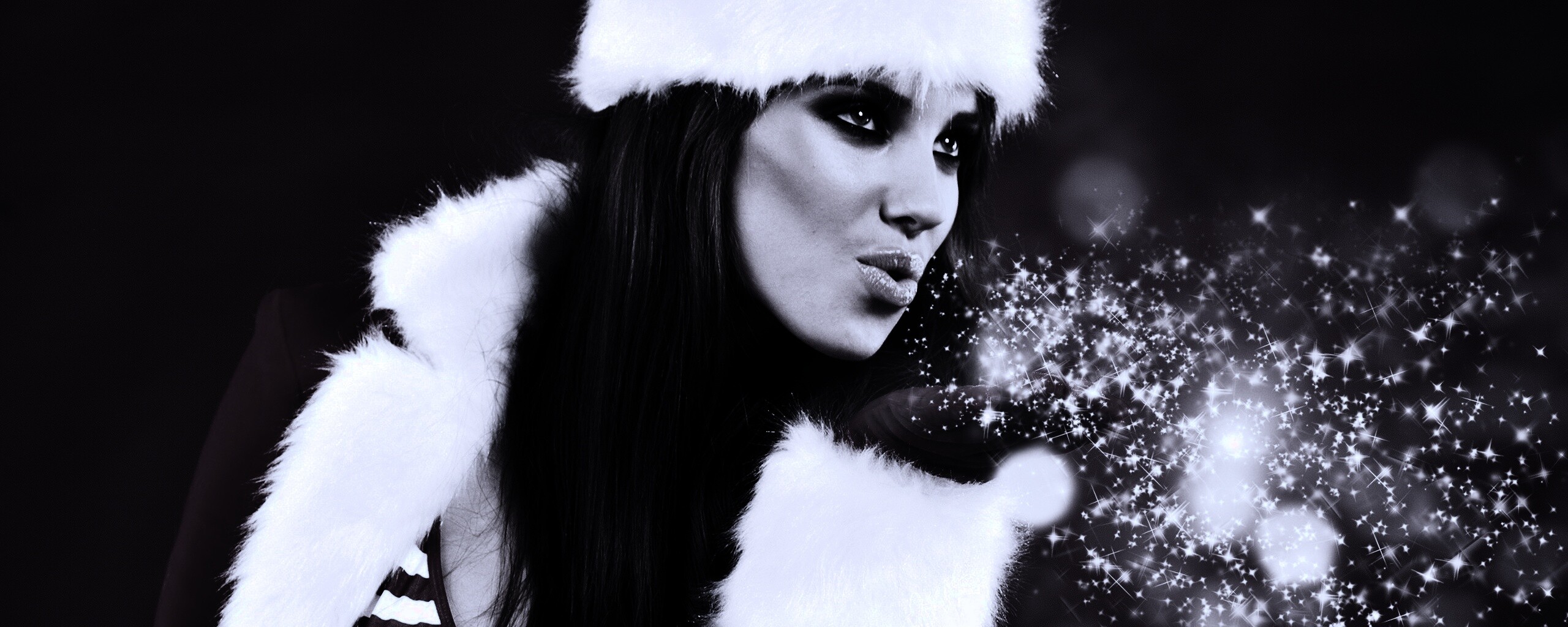 Снегурочка дует на снежинки обои