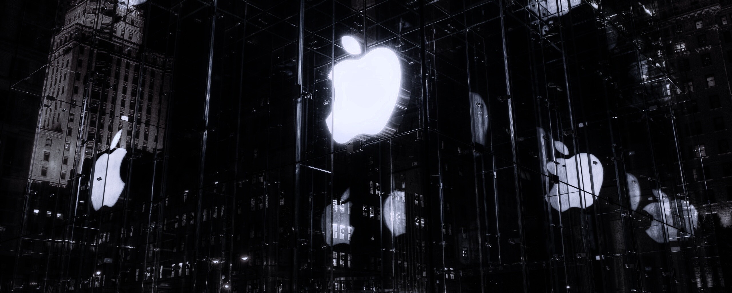 Отражение логотипа Apple в стеклянном здании обои