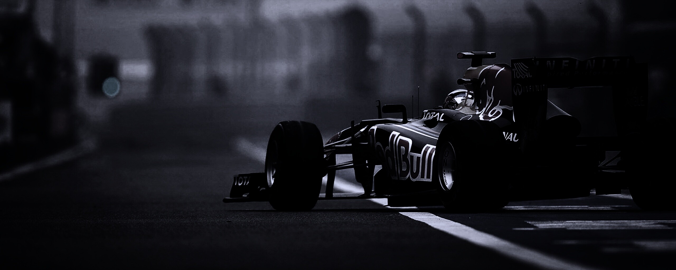 Болид выезжает на трассу обои