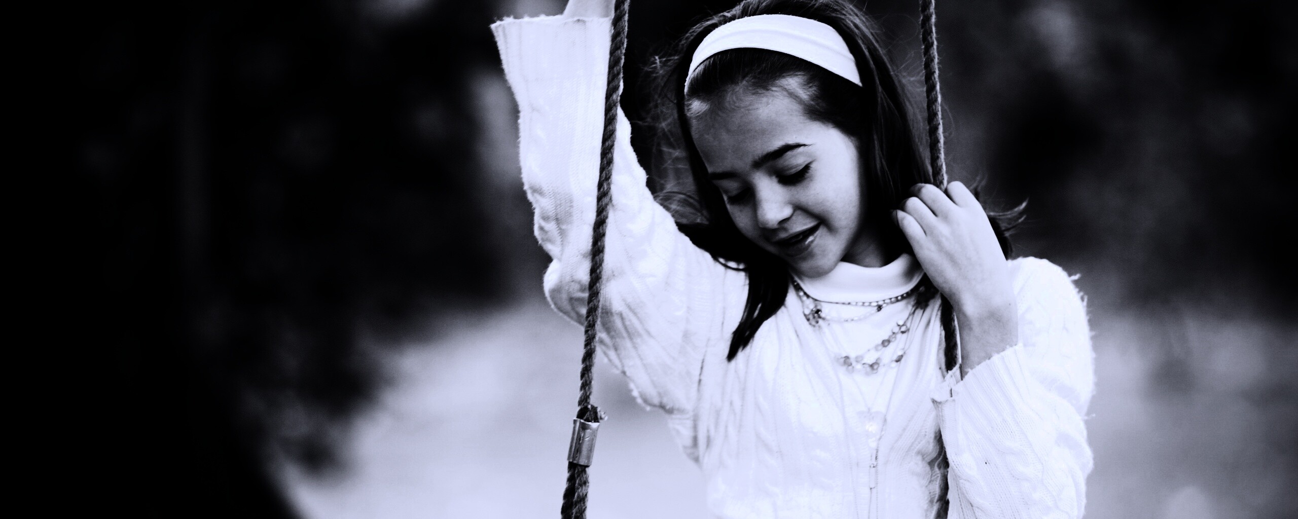 Девочка на качелях обои