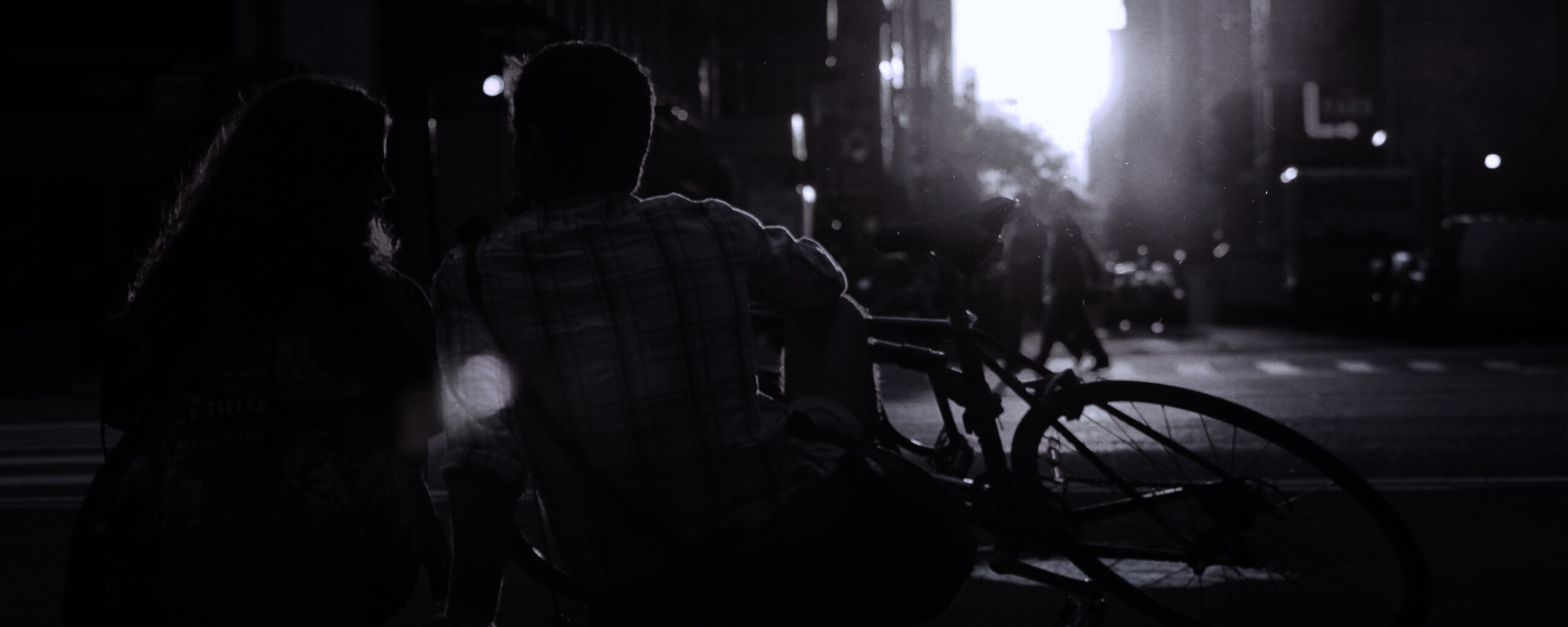 Девушка и парень с велосипедом на закате обои