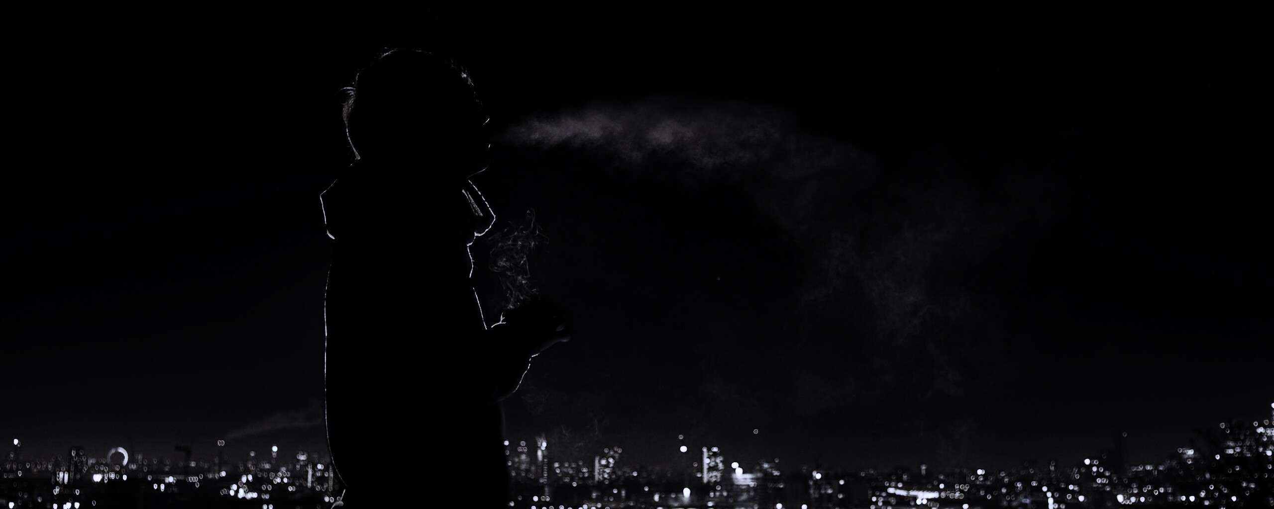 Курящий на крыше парень обои