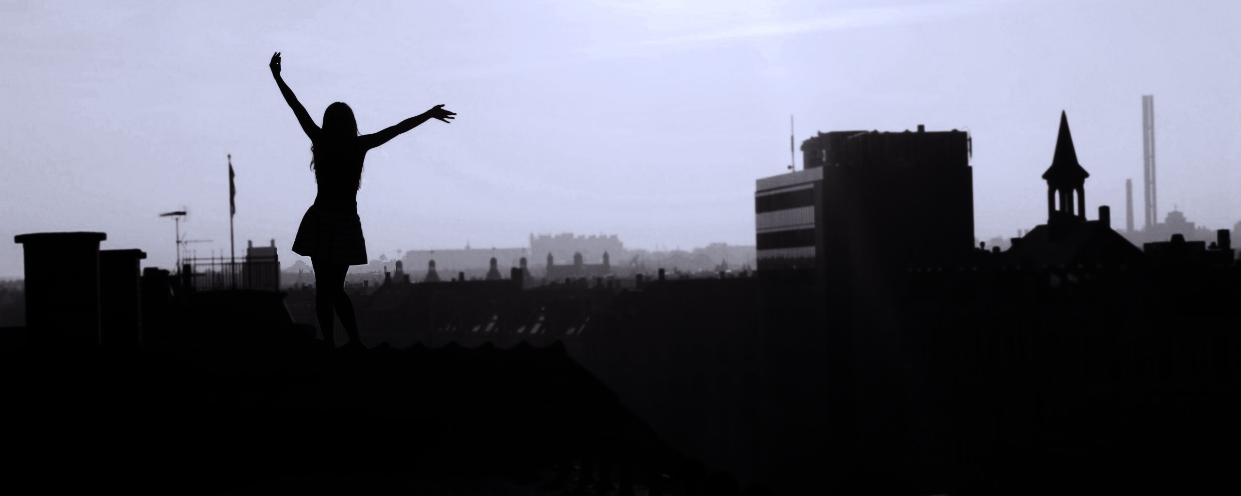 Девушка на крыше обои