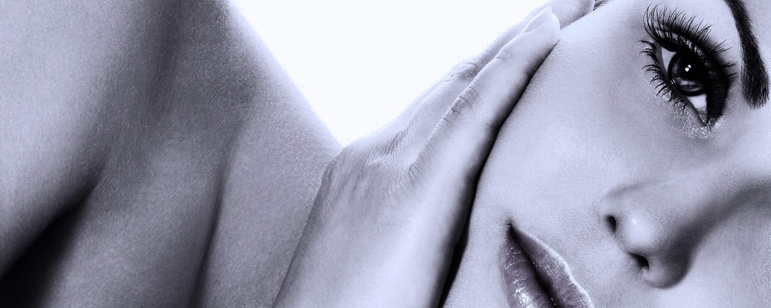 Взгляд из под ресниц обои