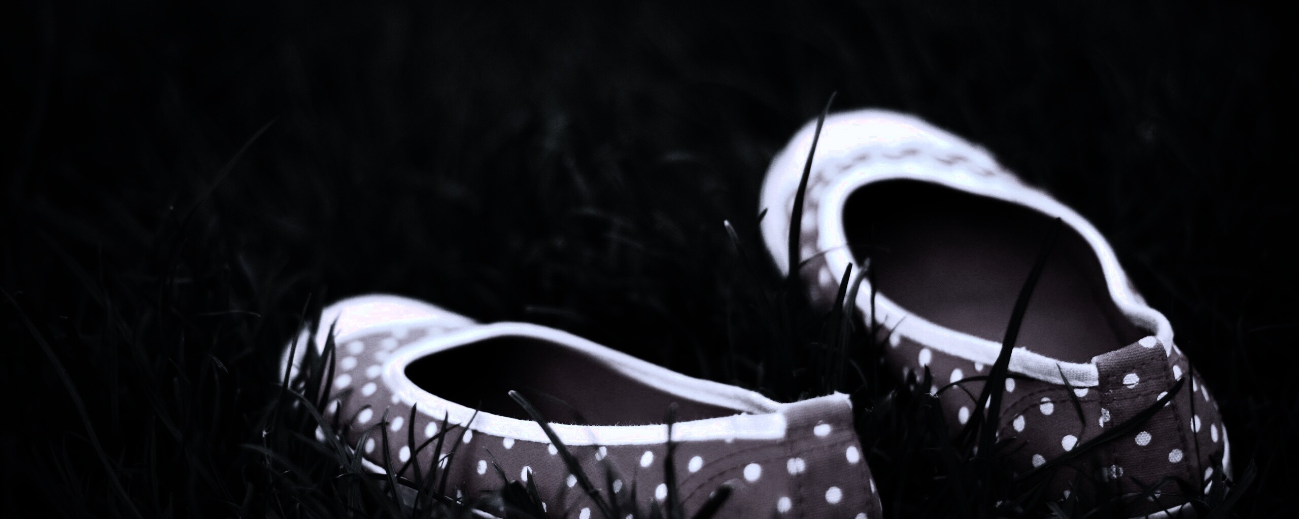 Красные тапки в горошек обои