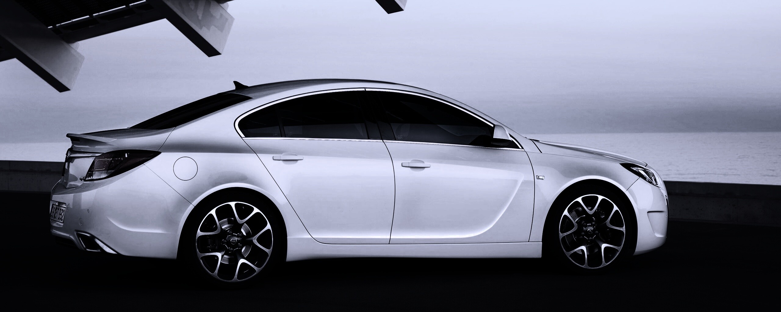 Белый седан под крышей обои