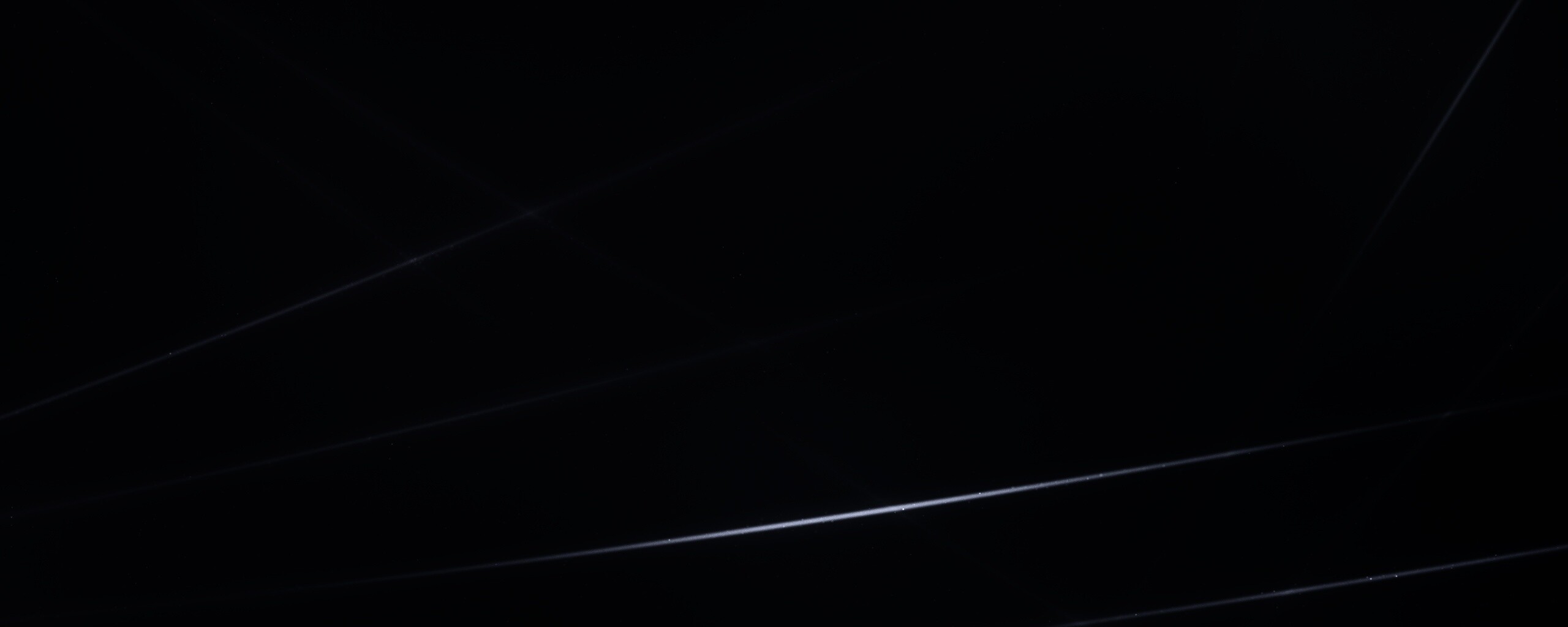 Лучи света на тёмно-синем фоне обои