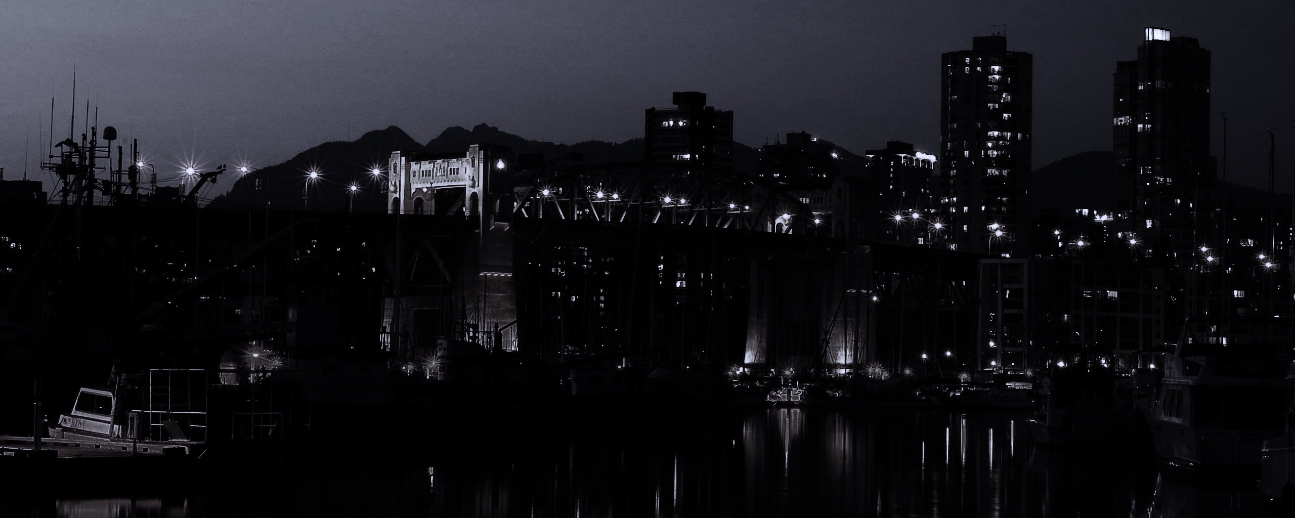 Мост и катера на закате обои