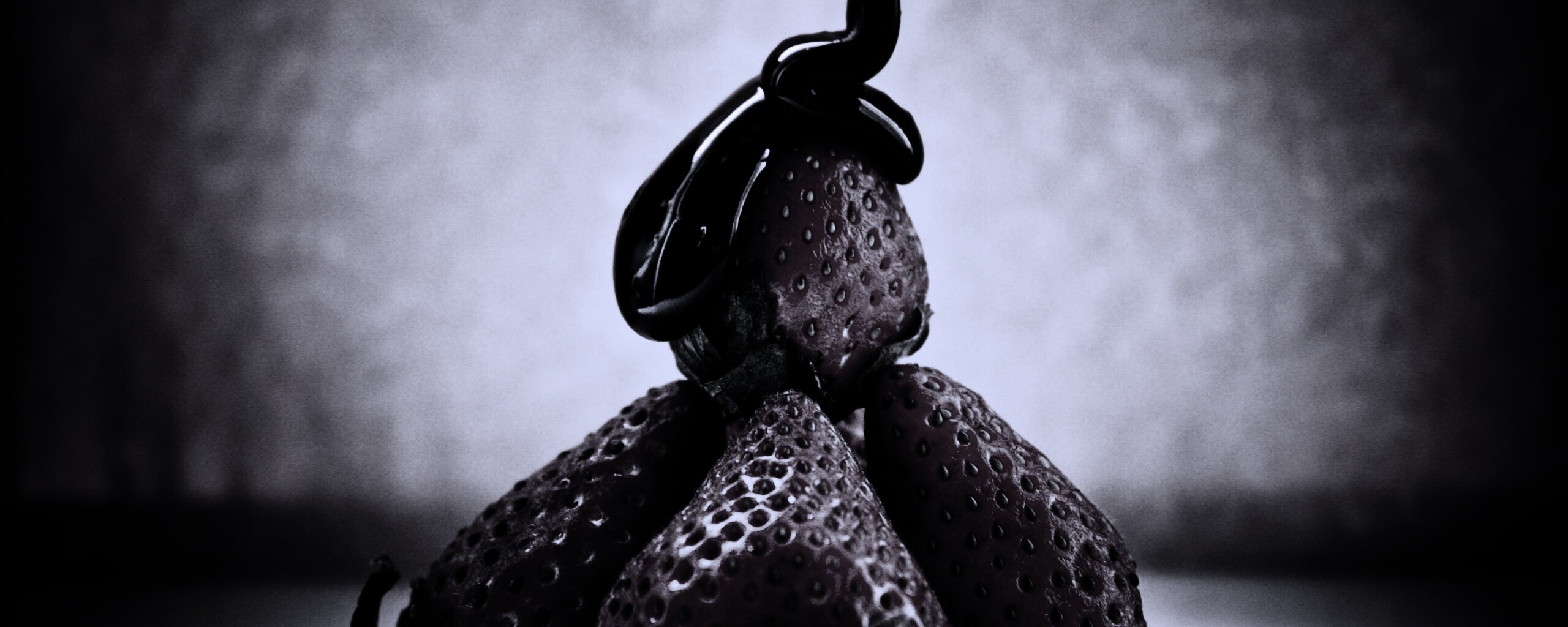 Аппетитная клубничка с шоколадом обои