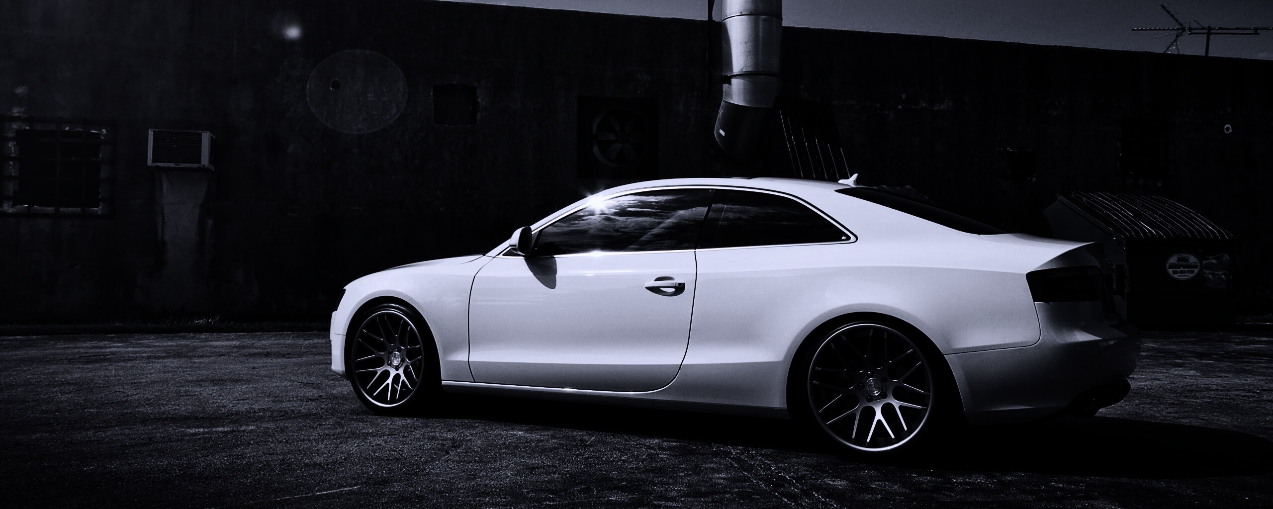 Белый автомобиль обои