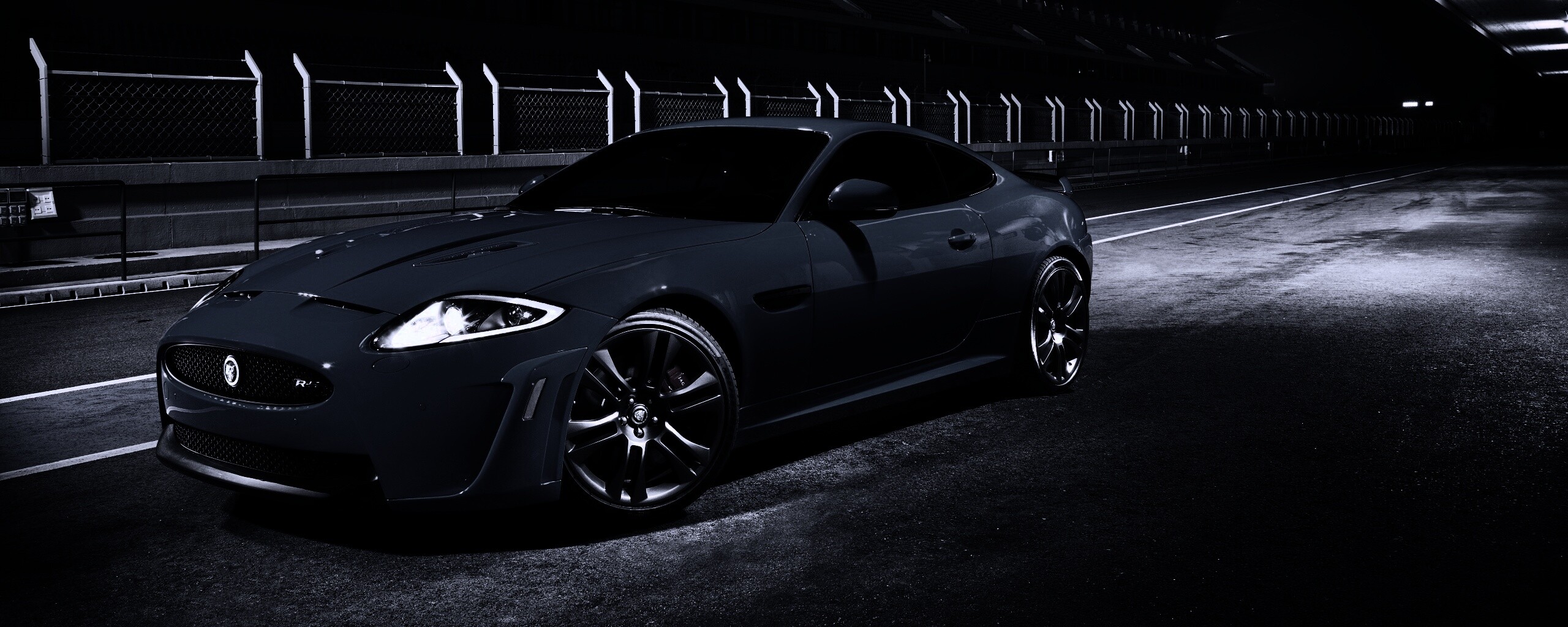 Синий спорткар на гоночном треке обои