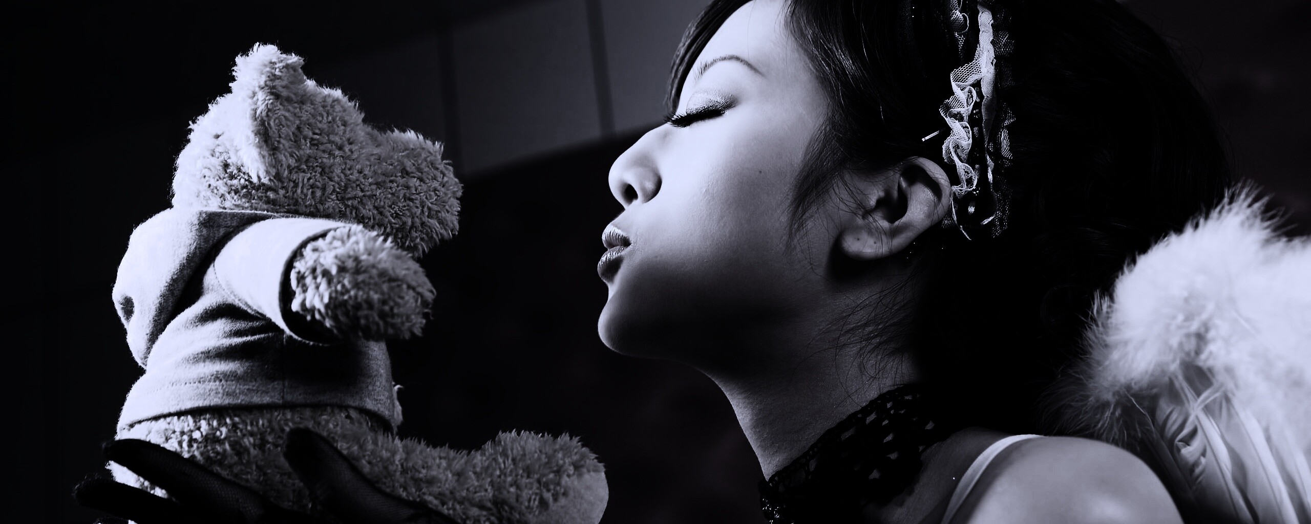 Азиатка любит медвежонка обои