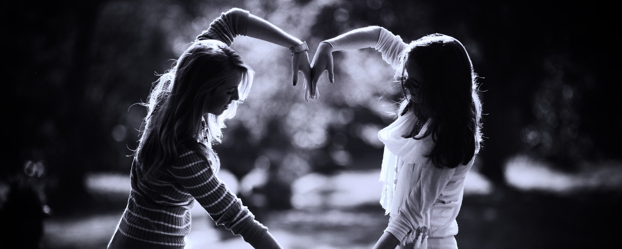 Две девушки и сердце из рук обои