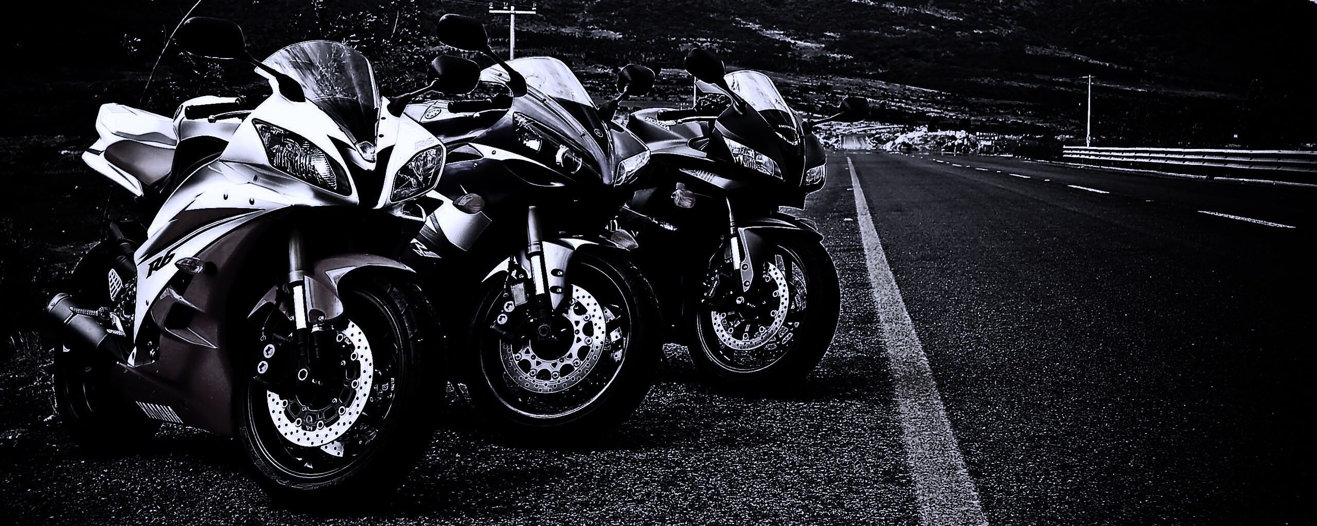 Раллийные мотоциклы на дороге обои