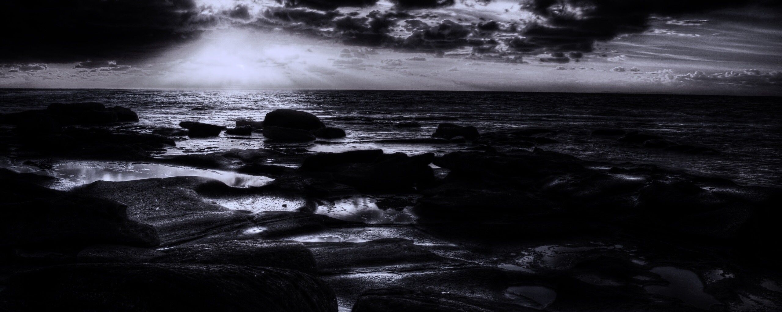 Каменистый берег на закате обои