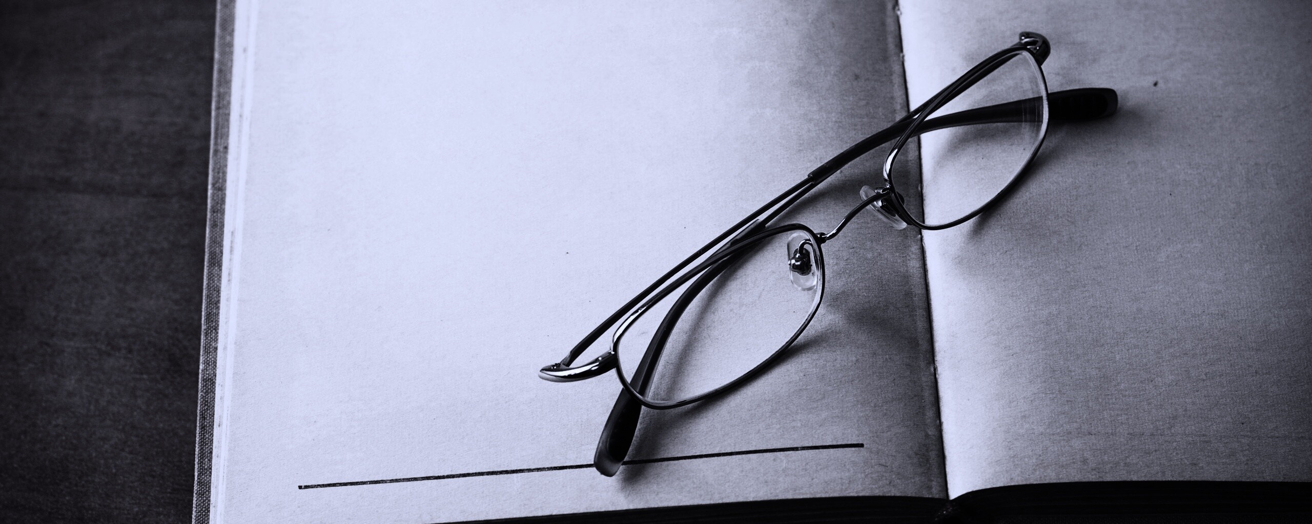 Очки и блокнот обои