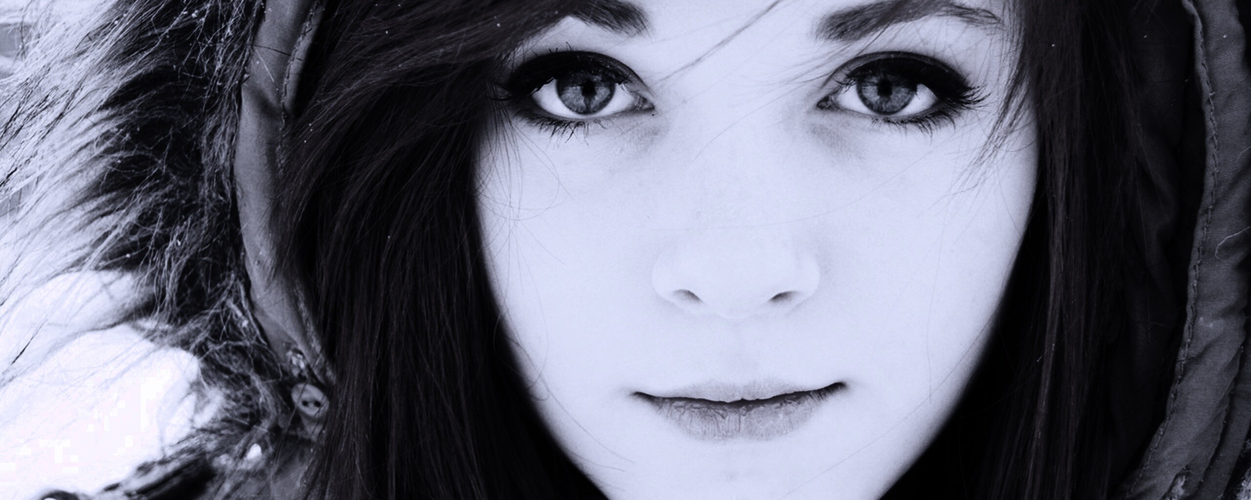 Рыжая в капюшоне обои