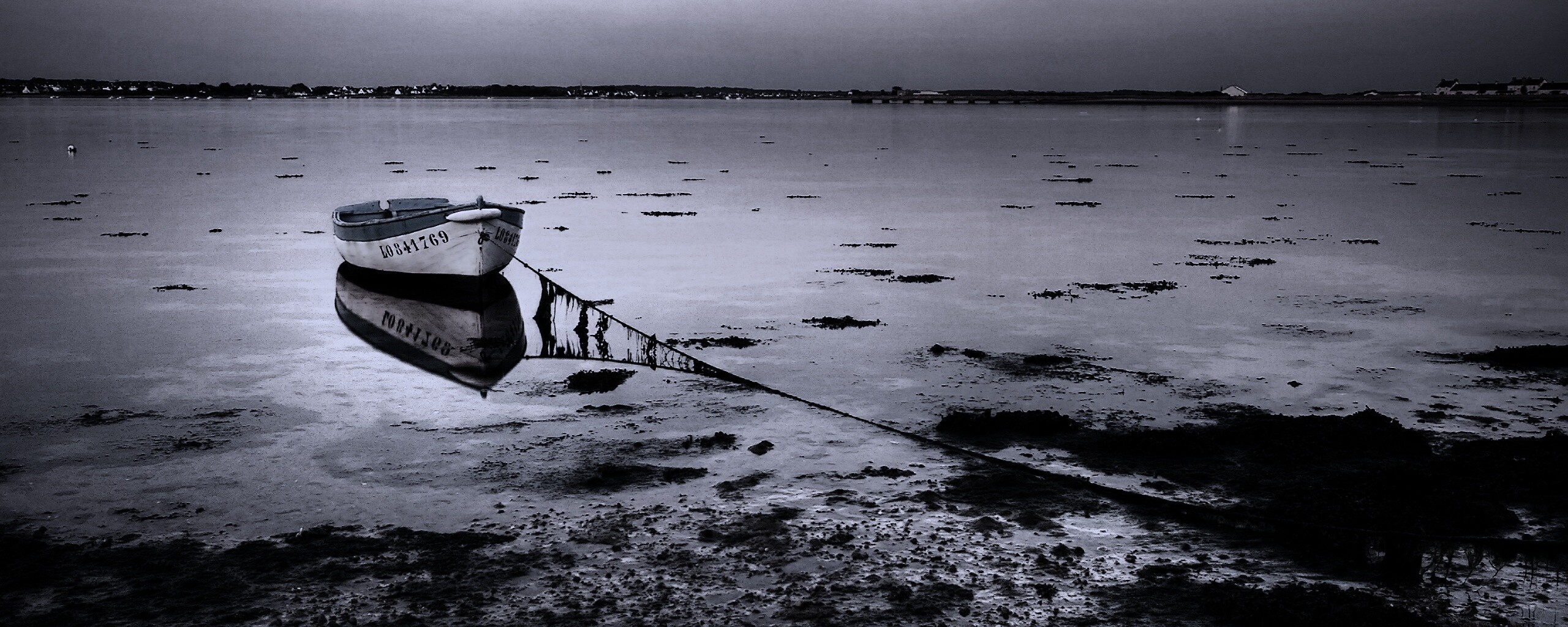 Лодка на илистом берегу обои