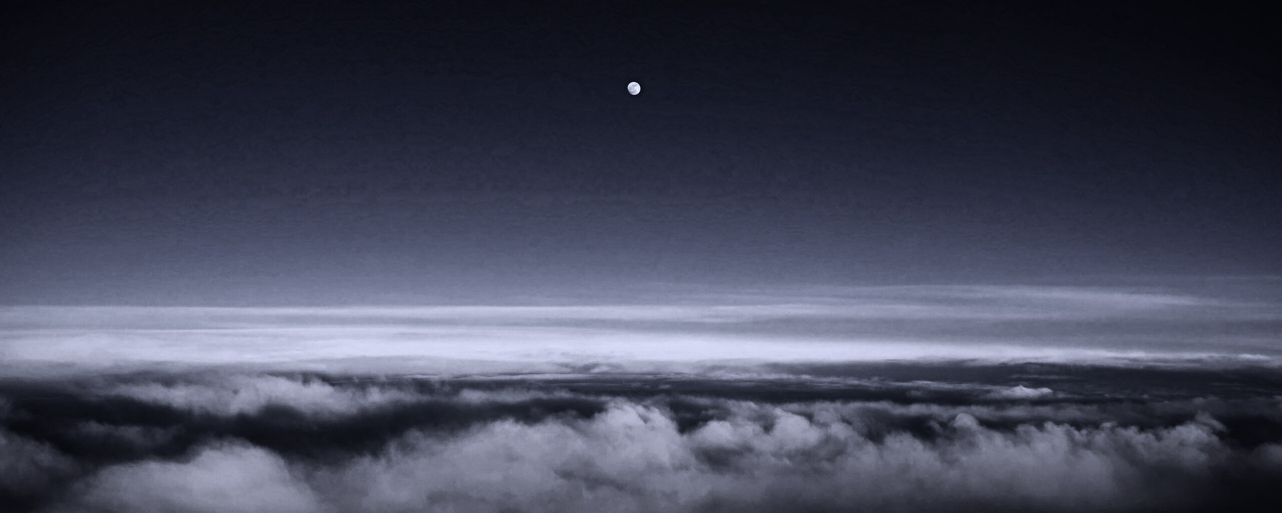 Одинокая луна над облаками обои