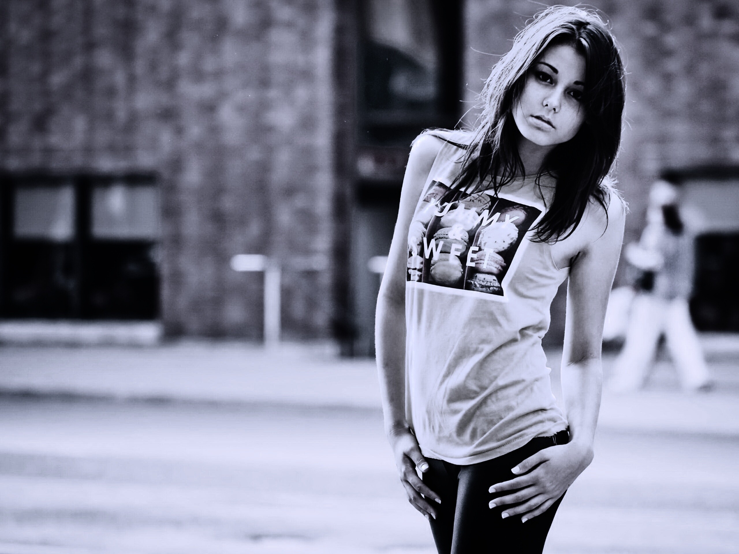 Молодая девушка в городе обои