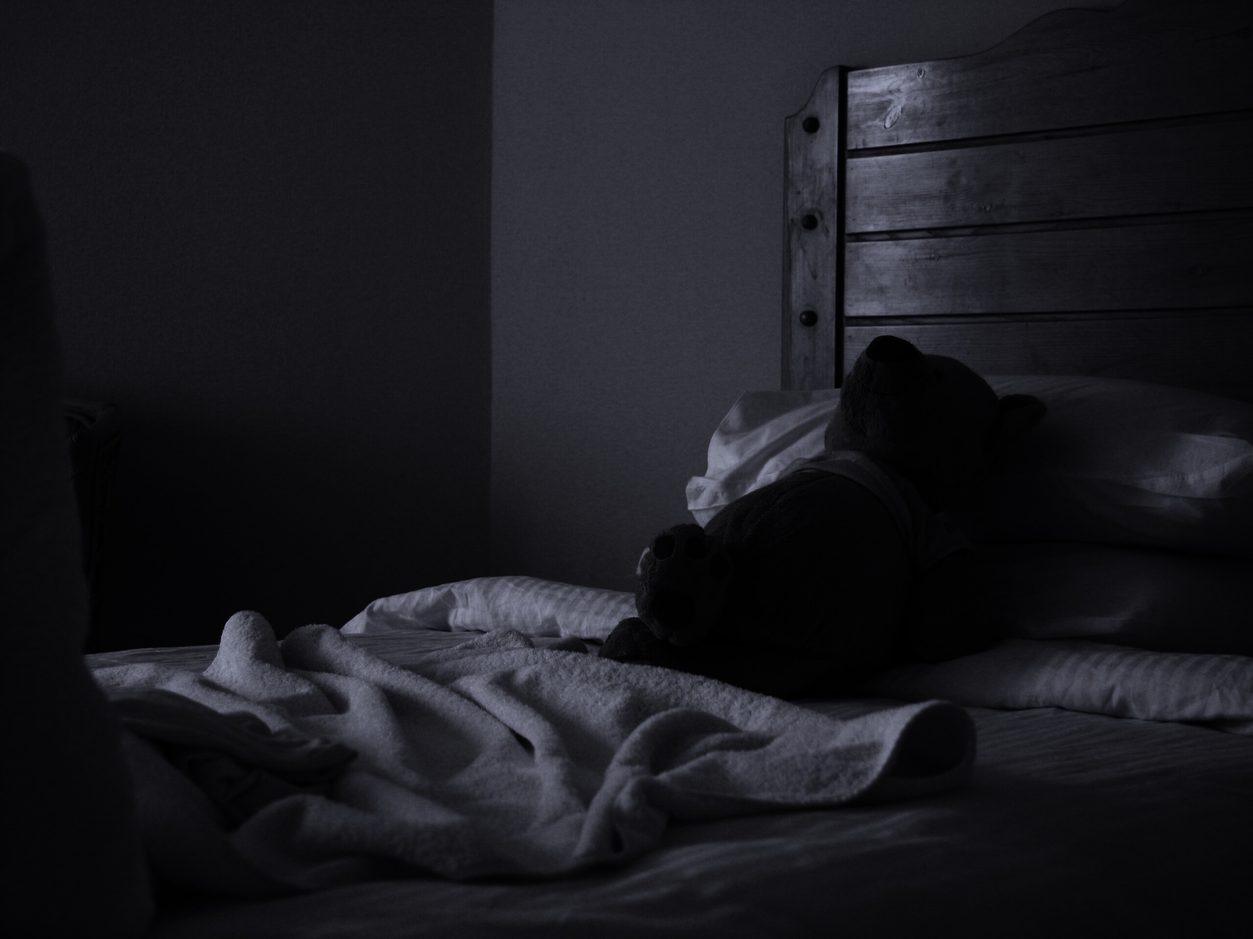 Медвежонок в постели обои