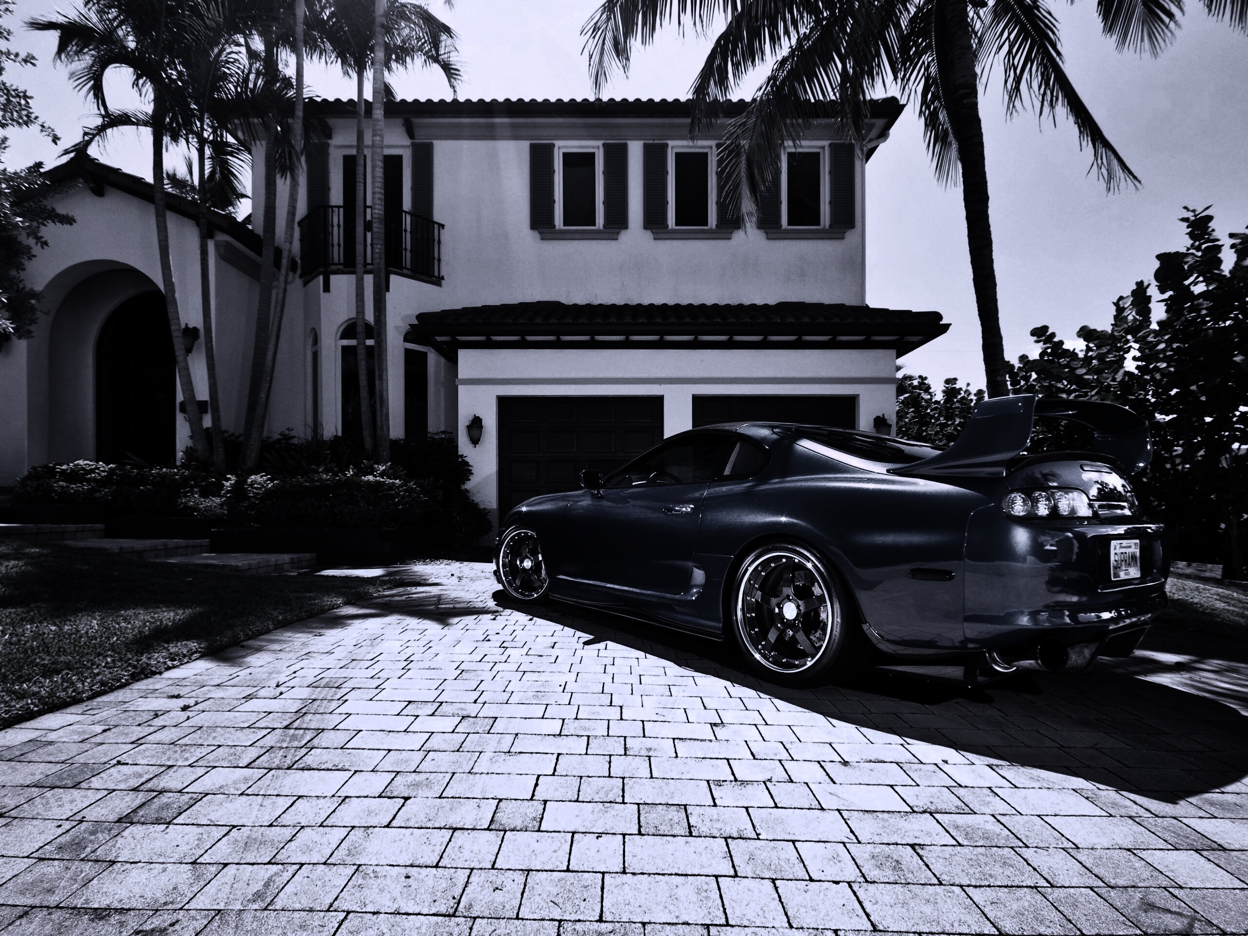 Синее авто у коттеджа обои