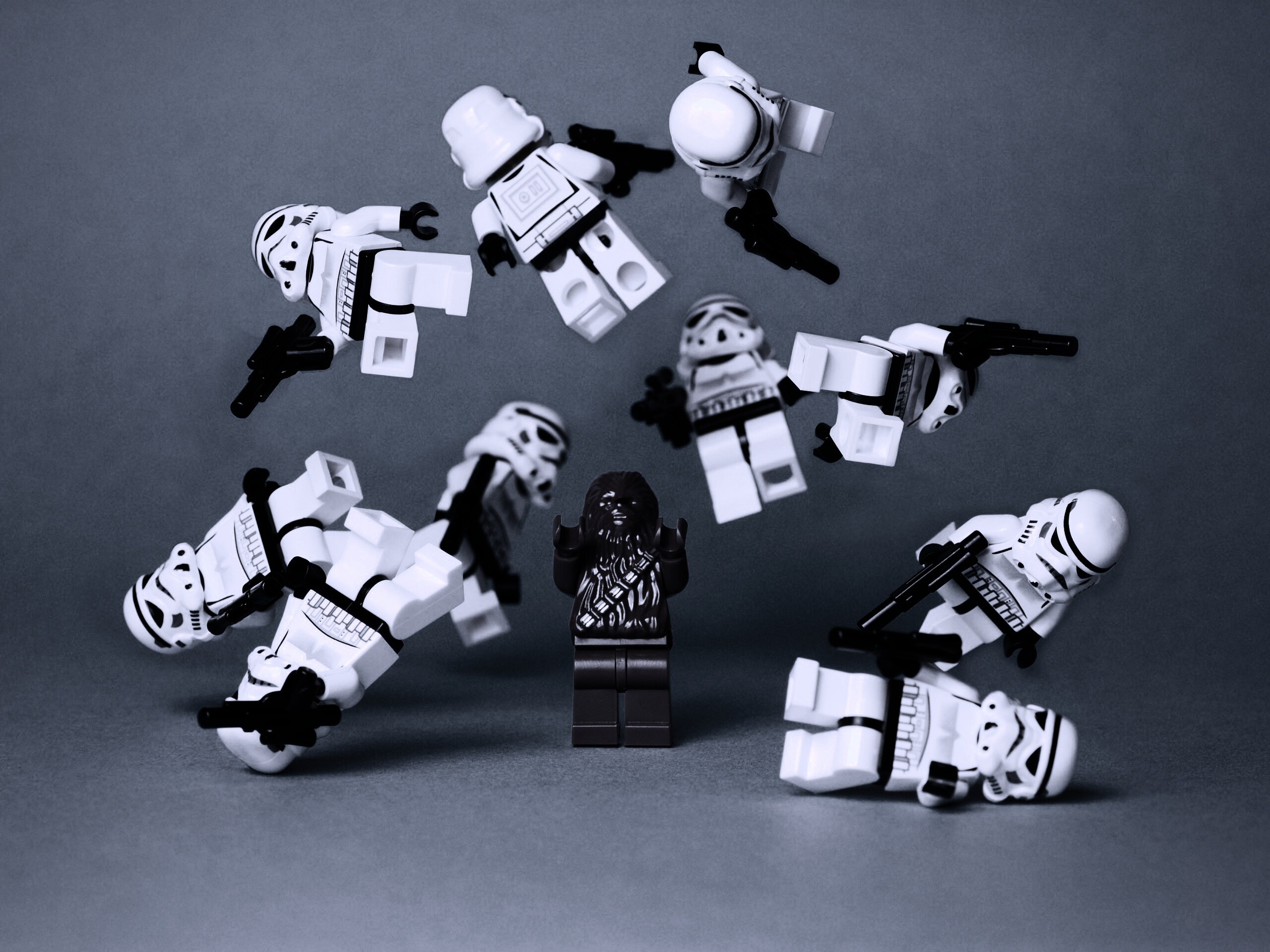 Чубака раскидывает имперских штурмовиков обои