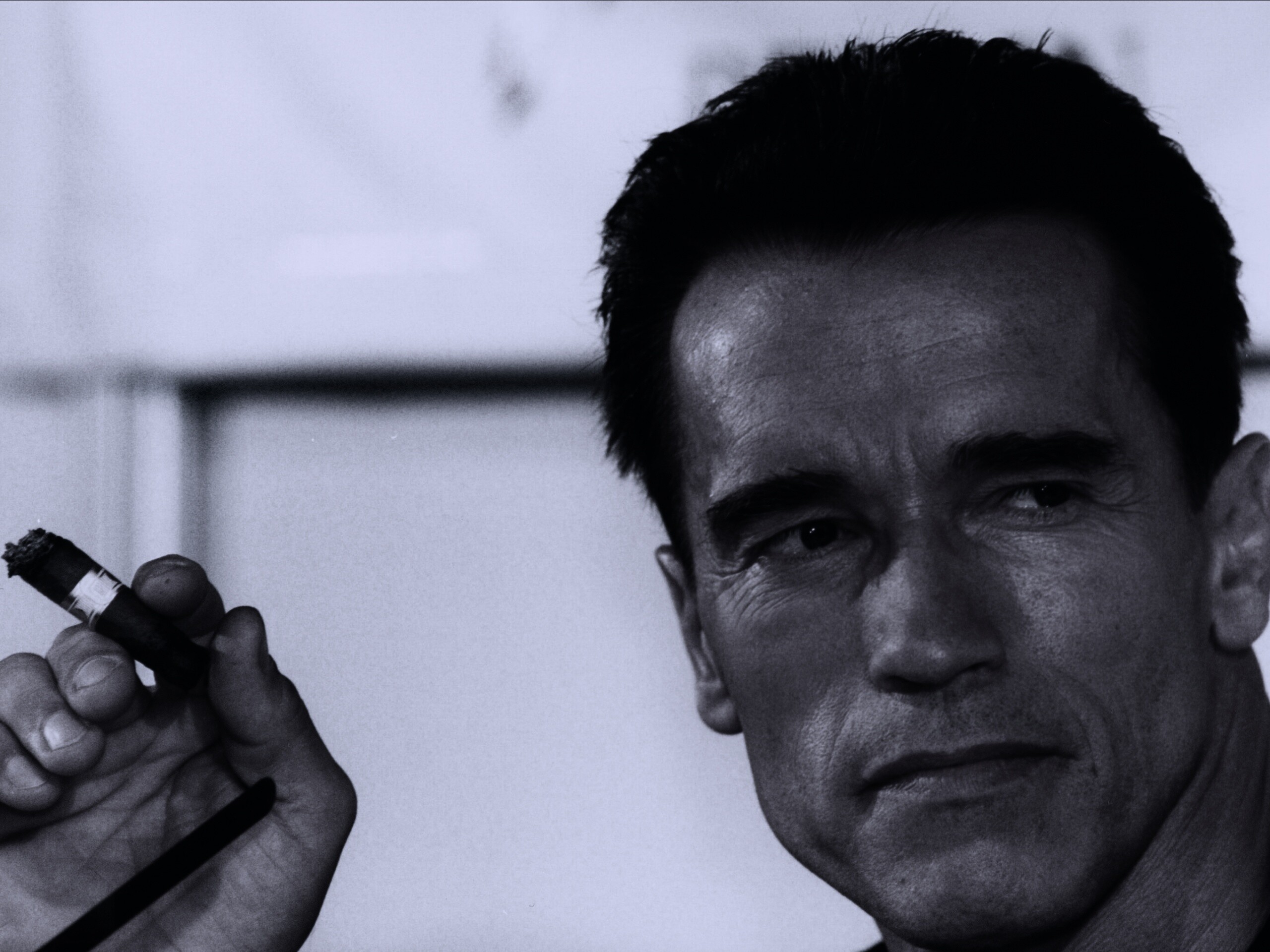 Арнольд Шварцнеггер с сигарой обои