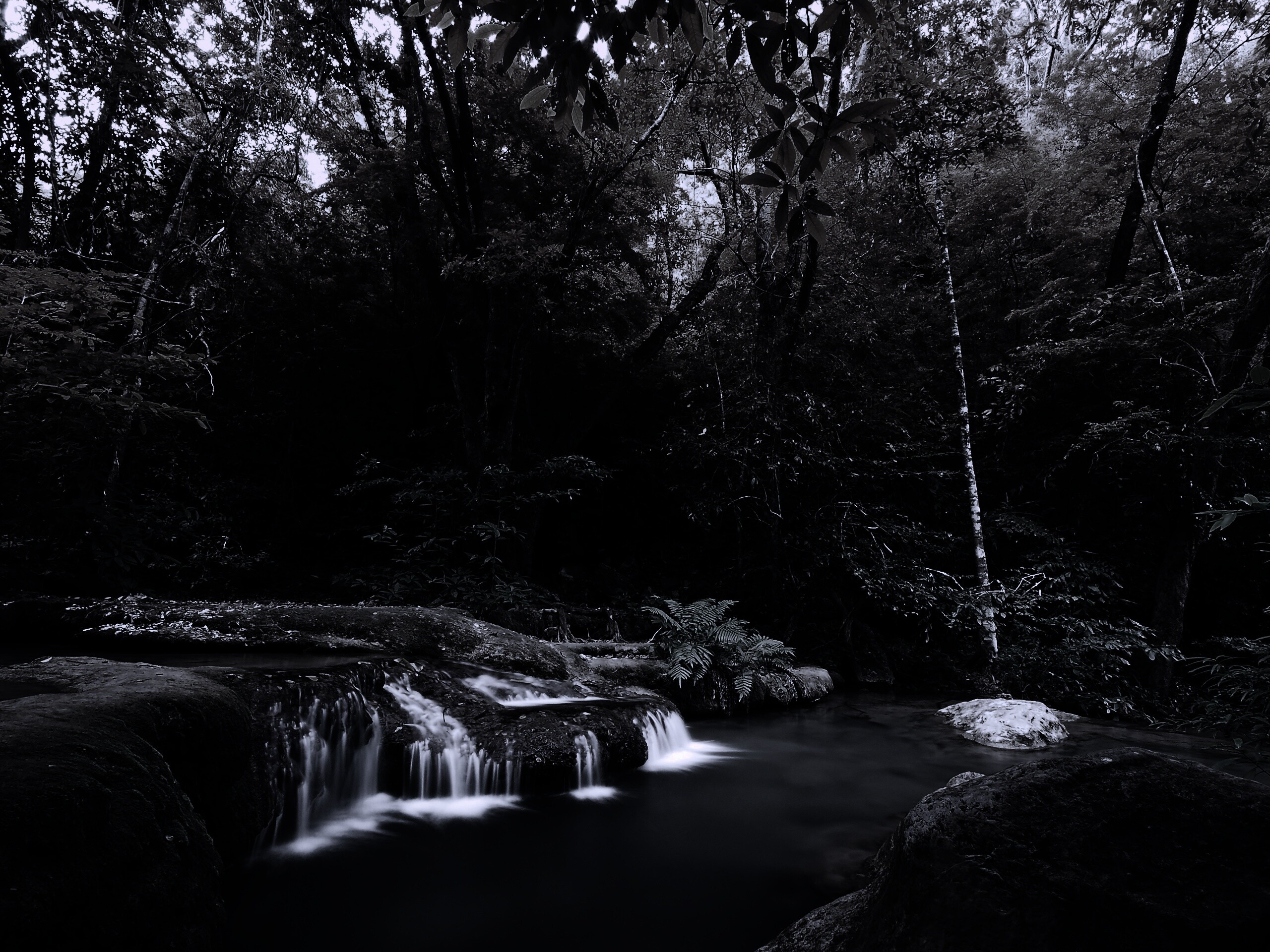 Водопадик в осеннем лесу обои
