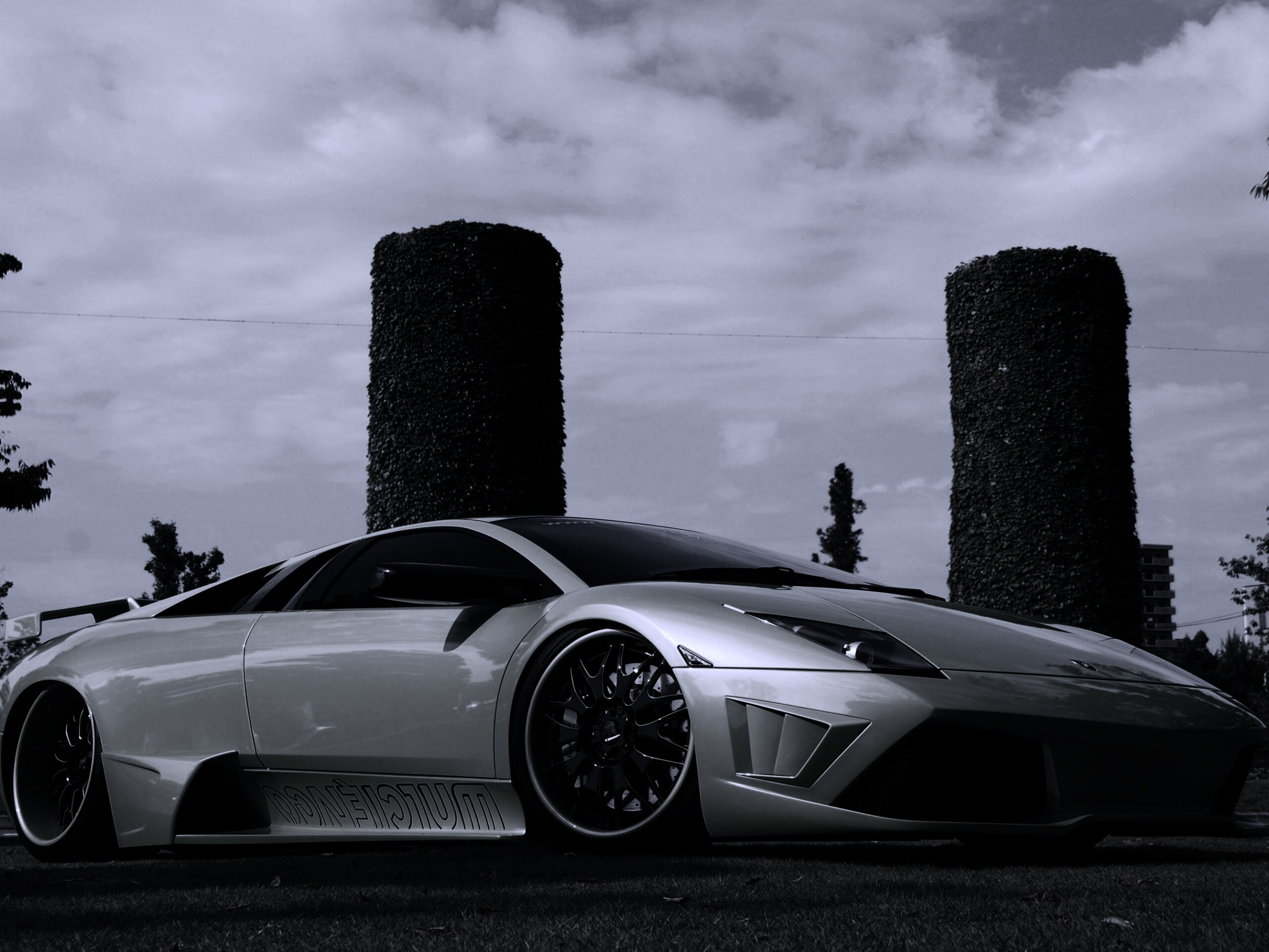 Зелёный Ламборджини на траве обои