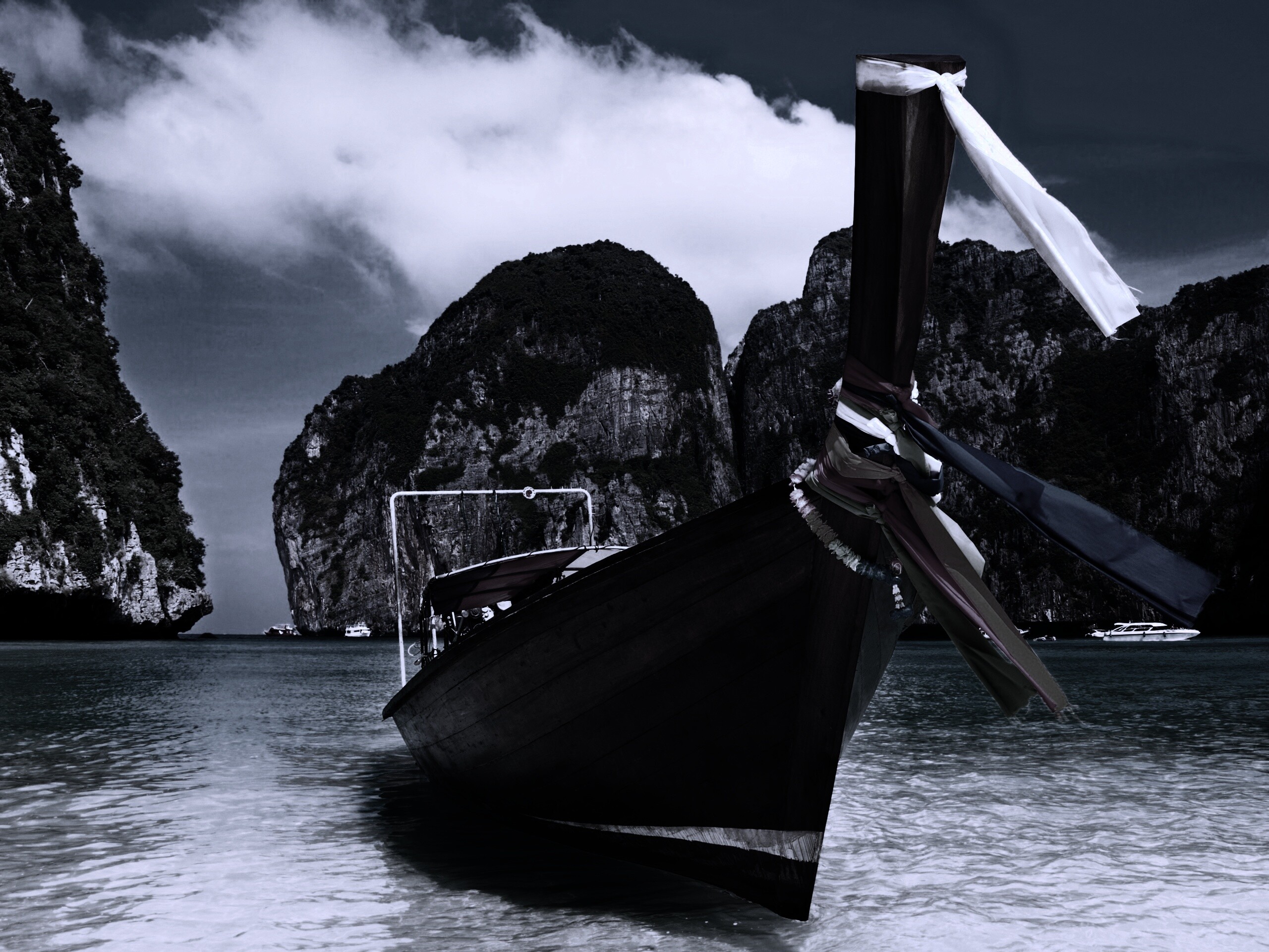 Лодка в райских водах обои