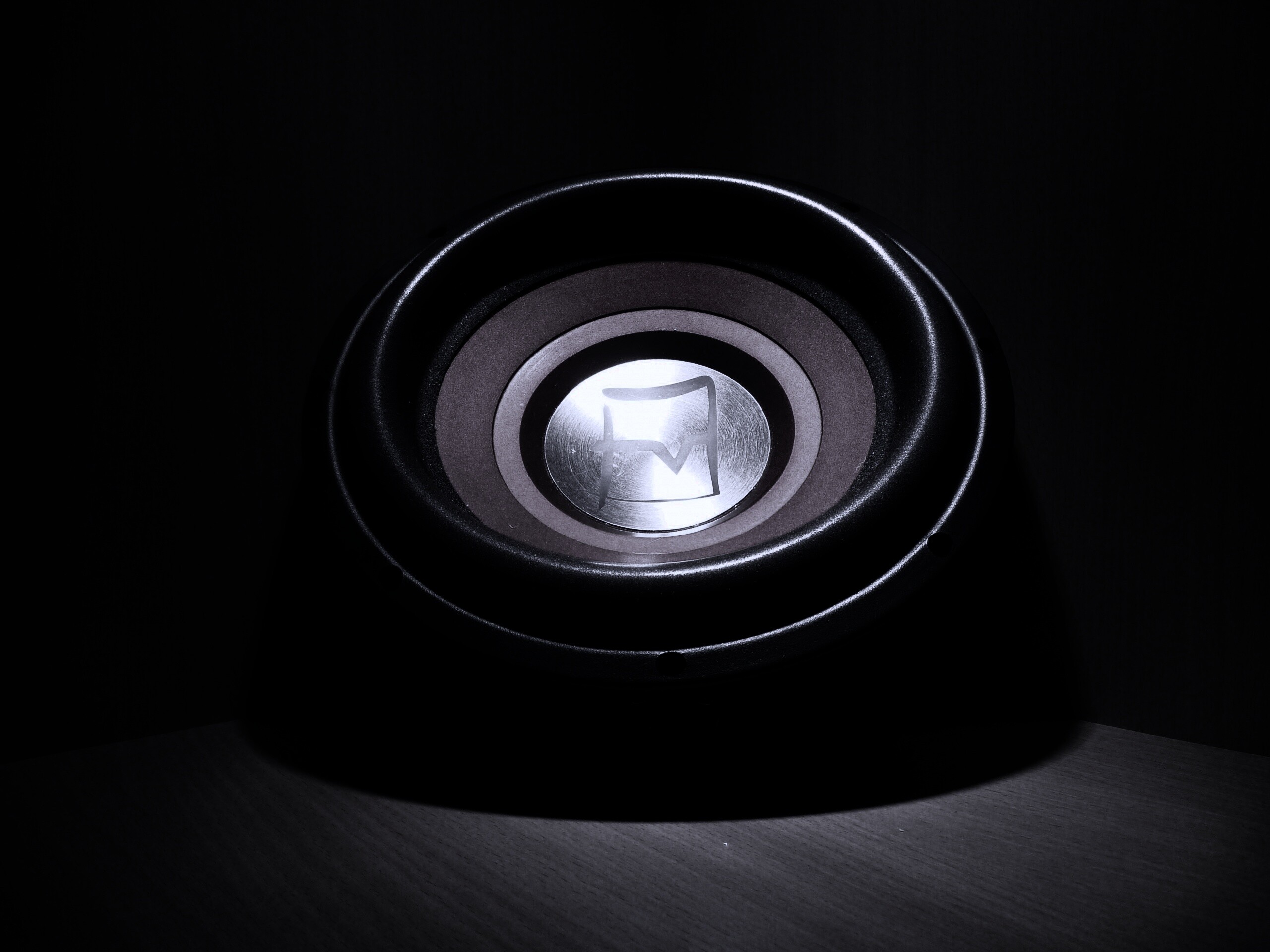 Сабвуфер в углу обои