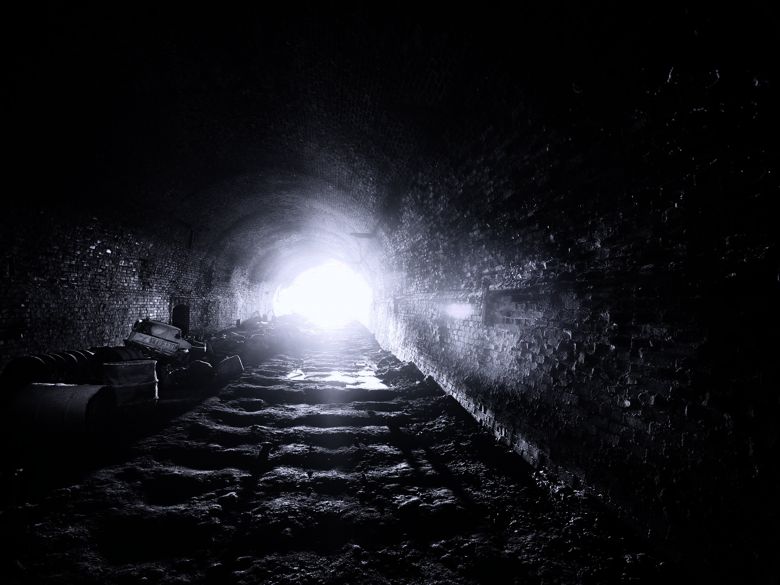 Захламленный тоннель обои